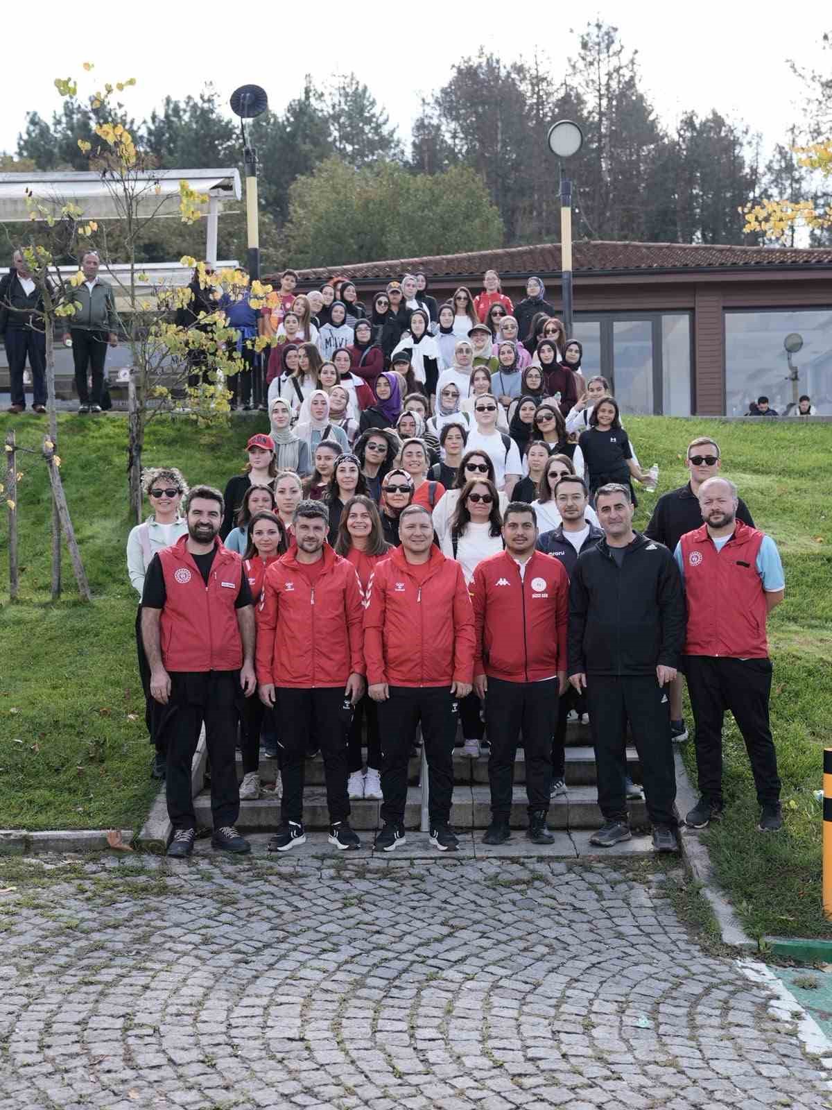 DÜZCE BELEDİYESİ GENÇLİK VE SPOR HİZMETLERİ MÜDÜRLÜĞÜ İLE GENÇLİK VE SPOR İL MÜDÜRLÜĞÜ DÜNYA YÜRÜYÜŞ GÜNÜ DOLAYISIYLA DÜZCE GSB YURTLARINDA BARINAN ÖĞRENCİLER BAŞTA OLMAK ÜZERE DÜZCELİ GENÇLERİN KATILDIĞI DOĞA YÜRÜYÜŞÜ DÜZENLEDİ. YAKLAŞIK 150 GENÇ, DOĞA İLE İÇ İÇE 5 KİLOMETRELİK PARKURDA YÜRÜYÜŞ YAPTI.