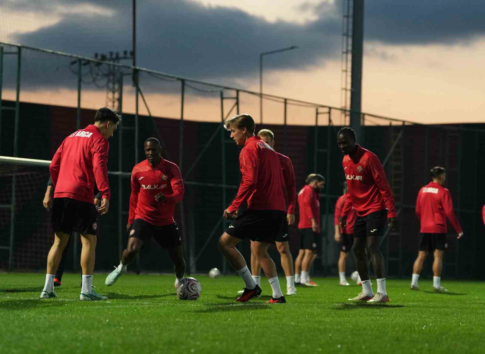 TRENDYOL SÜPER LİG EKİPLERİNDEN ÇORUM FK, 11 EKİM'DE DEPLASMANDA OYNAYACAĞI GAZİANTEP KARŞILAŞMASININ HAZIRLIKLARINI SÜRDÜRDÜ.