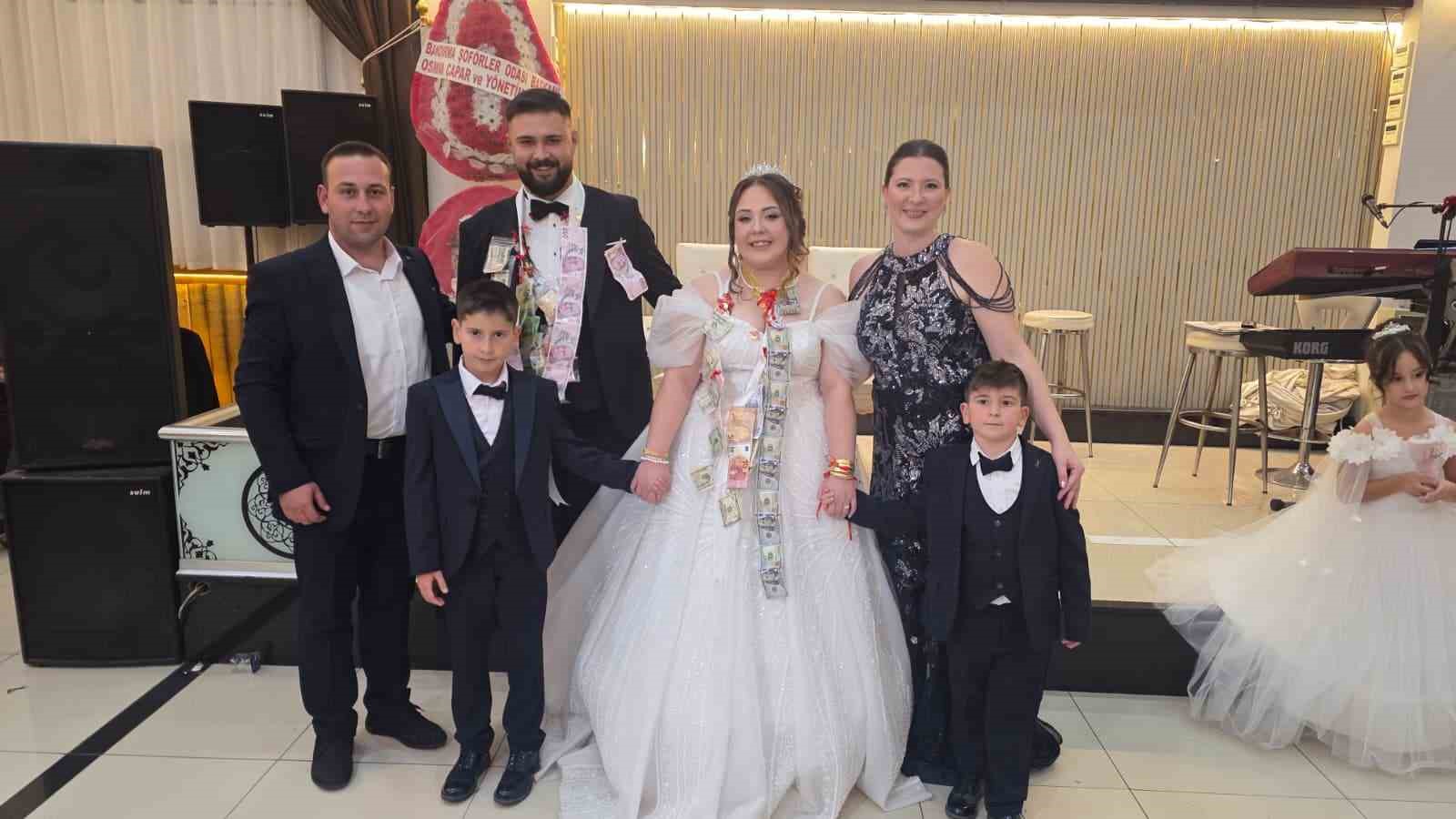 BALIKESİR'İN BANDIRMA İLÇESİNDE DÜZENLENEN DÜĞÜNDE, DAMADIN TIR ŞOFÖRÜ OLMASI NEDENİYLE ARKADAŞLARI TARAFINDAN TAKI OLARAK TIR LASTİĞİ HEDİYE EDİLDİ. ALIŞILMIŞIN DIŞINDAKİ TAKI MERASİMİ, DÜĞÜNE KATILANLARIN ŞAŞKINLIKLA İZLEDİĞİ ANLARA SAHNE OLDU.