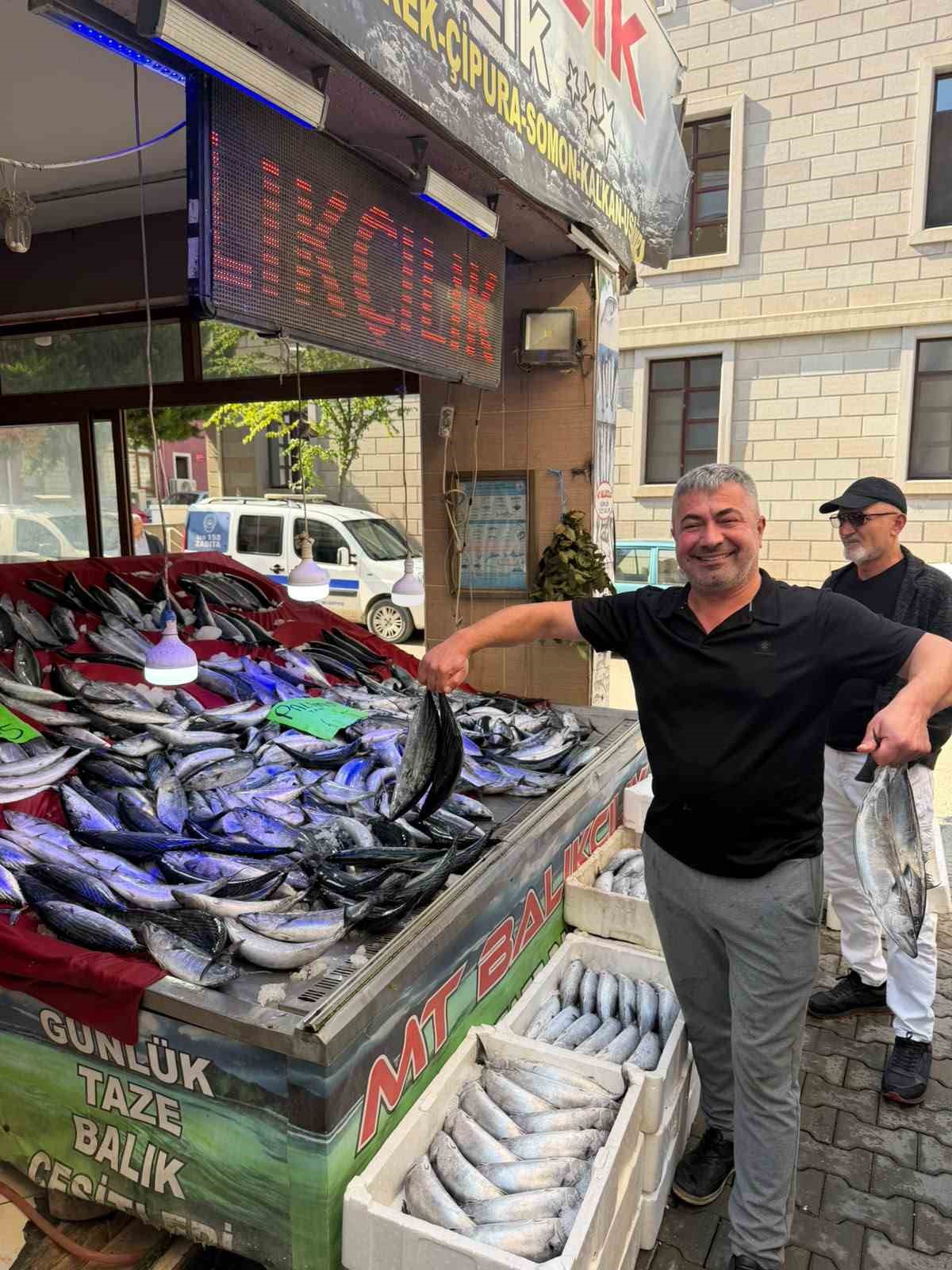TÜRKELİ’DE PALAMUT BEREKETİ: FİYATI DÜŞTÜ, YÜZLER GÜLDÜ SİNOP’UN TÜRKELİ İLÇESİNDE BALIK TEZGÂHLARINDA YAŞANAN PALAMUT BOLLUĞU, FİYATLARA DA YANSIDI. PALAMUDUN TANESİNİN 75 LİRAYA KADAR GERİLEMESİ, HEM BALIKÇILARIN HEM DE VATANDAŞLARIN YÜZÜNÜ GÜLDÜRDÜ.