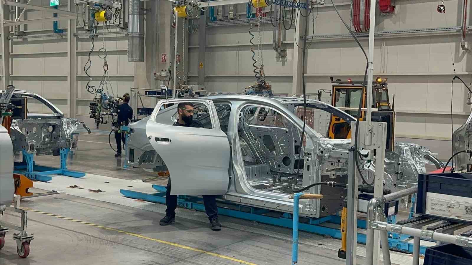 OTOMOTİV ENDÜSTRİSİ İHRACATÇILARI BİRLİĞİ (OİB) VERİLERİNE GÖRE, TÜRKİYE İHRACATININ LİDER SEKTÖRÜ OTOMOTİV ENDÜSTRİSİNİN EYLÜL AYI İHRACATI 3 MİLYAR 940 MİLYON DOLAR OLARAK GERÇEKLEŞTİ. TÜRKİYE İHRACATINDA BİRİNCİ SIRADAKİ YERİNİ KORUYAN ENDÜSTRİNİN TOPLAM İHRACATTAN ALDIĞI PAY YÜZDE 15,2 OLDU. YILIN OCAK-EYLÜL DÖNEMİNDE OTOMOTİV İHRACATI İSE 31 MİLYAR 145 MİLYON DOLAR OLDU.