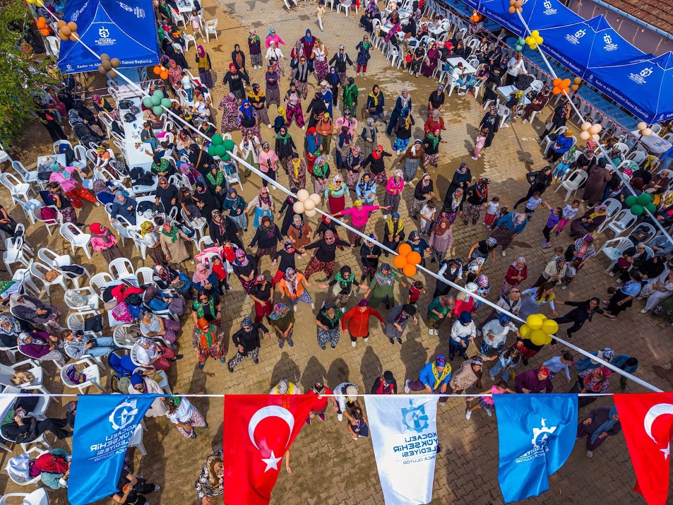 KOCAELİ'NİN GEBZE İLÇESİ DURAKLI MAHALLESİ'NDE DÜZENLENEN ETKİNLİKTE ŞALVARLARINI GİYEN KADINLAR, MÜZİK EŞLİĞİNDE DANS EDİP EGZERSİZ YAPTI, ARDINDAN İMECE USULÜYLE KIŞLIK HAZIRLIKLARA KATILDI.