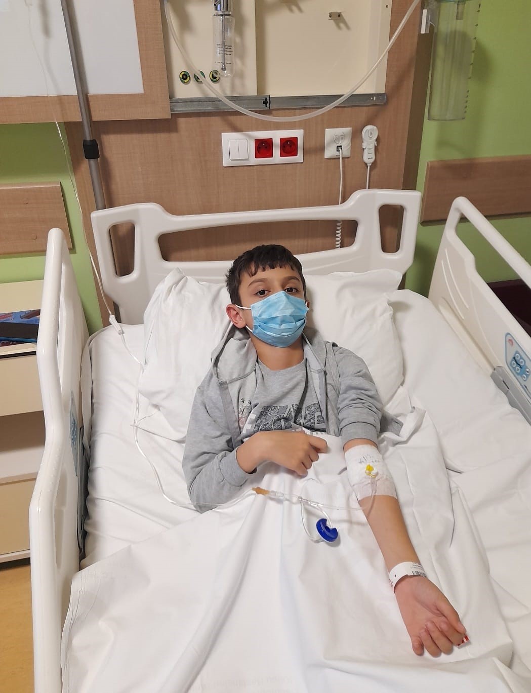 HENÜZ 14 YAŞINDA OLAN BARIŞ, GEÇİRDİĞİ AĞIR RAHATSIZLIK VE HASTANEDE GEÇEN ZORLU YILLARIN ARDINDAN KALEME ALDIĞI ŞİİRLERİ "SABIR ÇİÇEĞİ" İSİMLİ KİTAPTA TOPLADI.