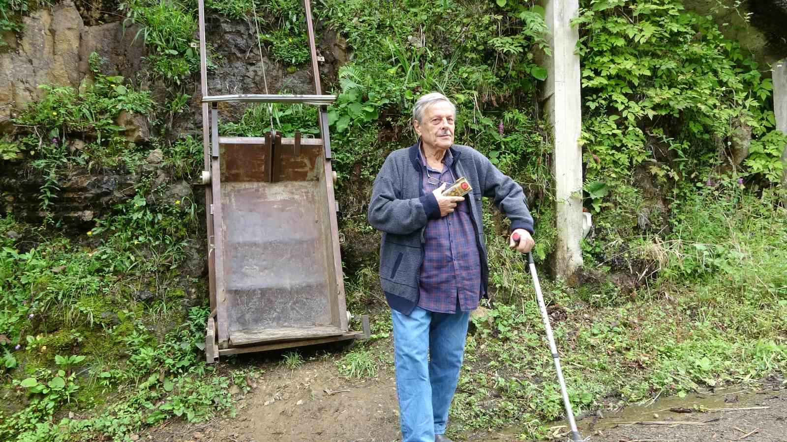 DİK YAMAÇTA BULUNAN EVİNE ULAŞMAK İÇİN YILLARDIR ZORLU BİR YOLCULUK YAPAN KADIOĞLU, TASARIMINI KENDİSİNİN YAPTIĞI SİSTEMLE YAKLAŞIK 1,5 DAKİKADA EVİNE ULAŞIYOR.