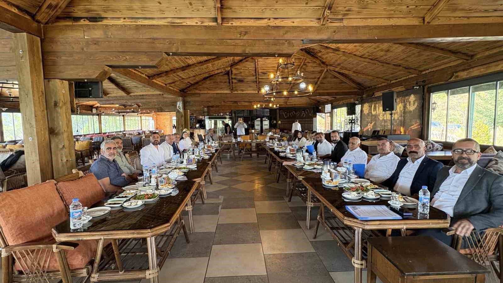 TUNCELİ TİCARET VE SANAYİ ODASI (TSO) SEÇİMLERİNDE TEK ADAY OLAN MEVCUT YÖNETİM KURULU BAŞKANI HASAN HÜSEYİN COŞKUN, BEYAZ LİSTE ADAYLARINI VE YENİ DÖNEM İÇİN ÜZERİNDE ÇALIŞTIKLARI PROJELERİ TANITTI.