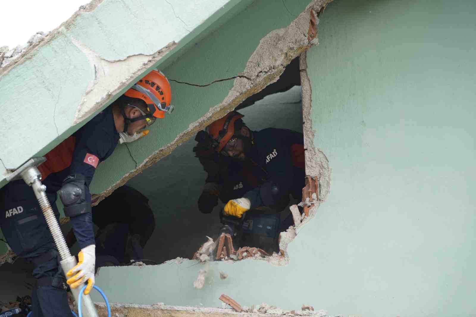 AFAD KOORDİNASYONUNDA GÜMÜŞHANE'NİN KELKİT İLÇESİNDE KAPSAMLI DEPREM TATBİKATI GERÇEKLEŞTİRİLDİ. ERZİNCAN MERKEZLİ 6,9 BÜYÜKLÜĞÜNDEKİ DEPREM SENARYOSUNUN UYGULANDIĞI TATBİKATTA ARAMA KURTARMA, SAĞLIK, TAHLİYE, GÜVENLİK, ALTYAPI VE PSİKOSOSYAL DESTEK ÇALIŞMALARI GERÇEKLEŞTİRİLDİ.