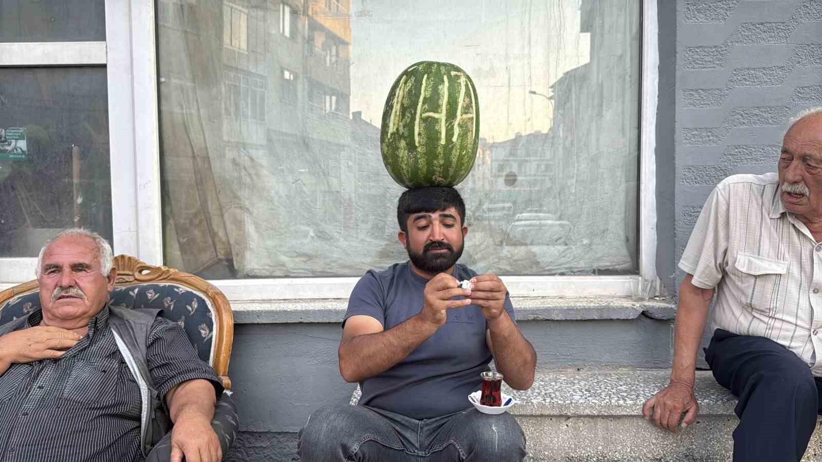 ÇOCUK YAŞTA SİMİT SATARKEN KEŞFETTİĞİ DENGE YETENEĞİNİ YILLAR İÇİNDE GELİŞTİREN ESKİŞEHİR’DE YAŞAYAN İNŞAAT USTASI MUSTAFA DURMAZ, KAFASINDA KİLOLARCA AĞIRLIKTA OLAN KARPUZ VARKEN; BİSİKLET BİNEBİLİYOR, HALAY ÇEKEBİLİYOR VE KOŞABİLİYOR.
