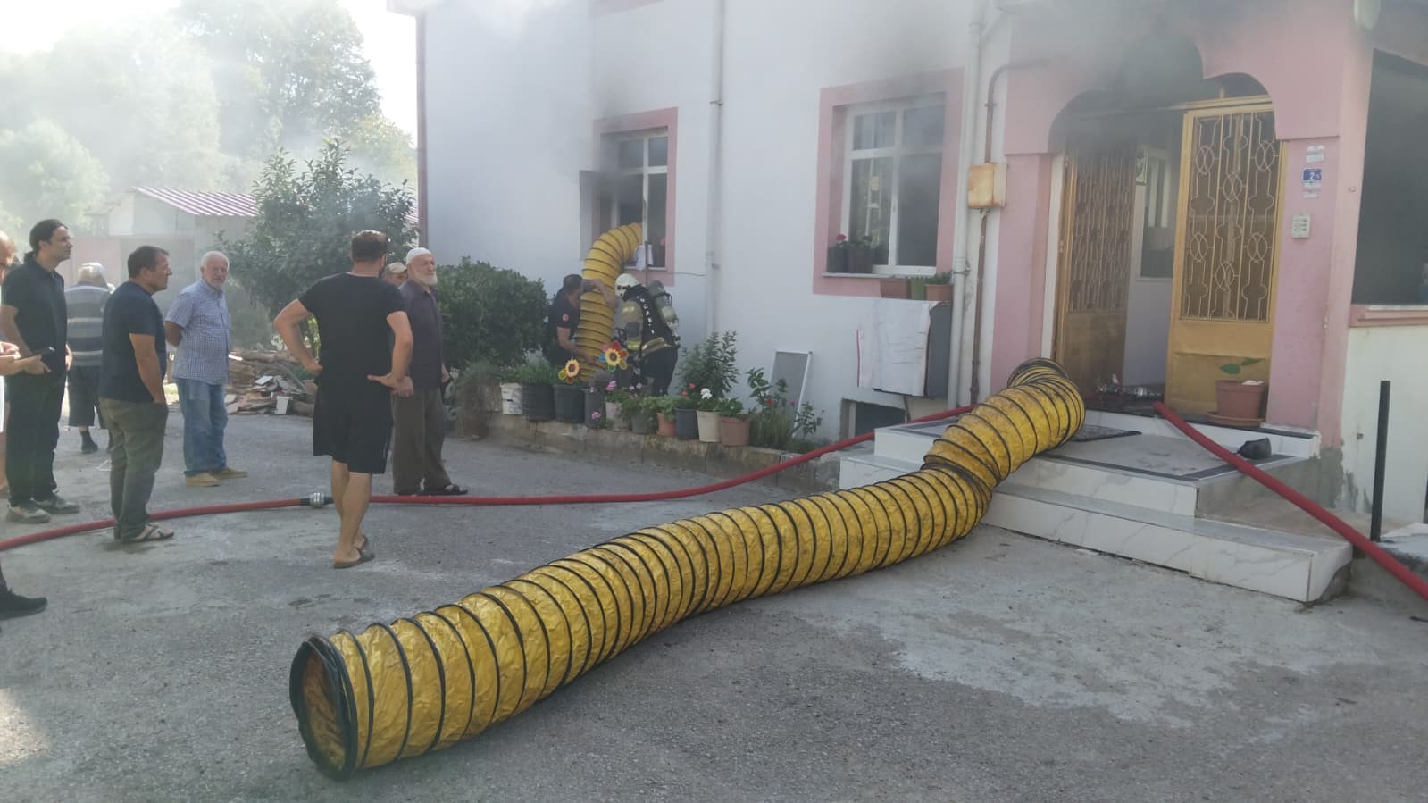 KOCAELİ'NİN KARTEPE İLÇESİNDE YATAK ODASINDA BAŞLAYAN YANGINDAN EV SAHİPLERİ YARA ALMADAN KURTULDU.