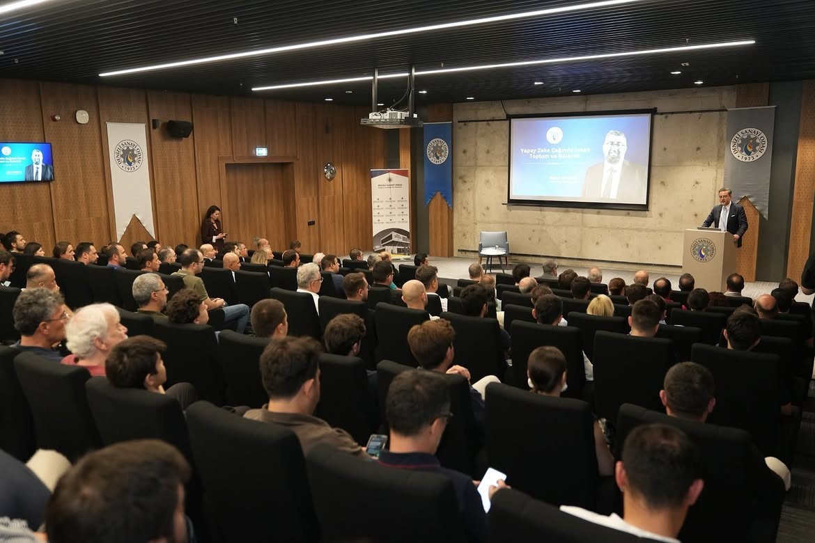 DENİZLİ SANAYİ ODASI (DSO), DÜNYADA HIZLA DEĞİŞEN EKONOMİK, TOPLUMSAL VE TEKNOLOJİK DİNAMİKLERİ İŞ DÜNYASININ GÜNDEMİNE TAŞIDI. "YAPAY ZEKÂ ÇAĞINDA İNSAN, TOPLUM VE GELECEK" ETKİNLİĞİNDE STRATEJİST VE FUTUREBRİGHT GROUP KURUCUSU AKAN ABDULA KONUK OLDU. DSO YÖNETİM KURULU, YÜKSEK İSTİŞARE KURULU VE MECLİS ÜYELERİNİN YANI SIRA FARKLI SEKTÖRLERDEN SANAYİCİLER VE İŞ DÜNYASI TEMSİLCİLERİNİN KATILDIĞI PROGRAMDA, YAPAY ZEKÂNIN SANAYİ VE EKONOMİNİN YANI SIRA TOPLUM VE İNSAN KAYNAĞI ÜZERİNDEKİ ETKİLERİ DEĞERLENDİRİLDİ.