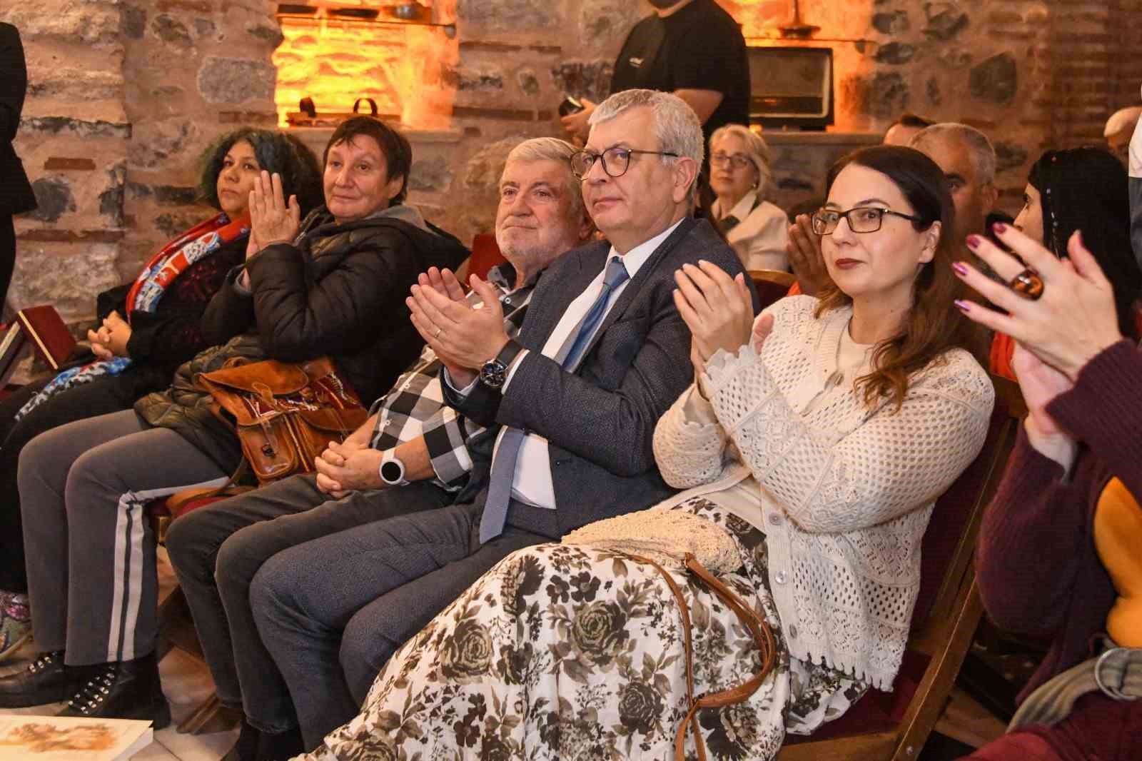 OSMANGAZİ BELEDİYESİ’NİN EV SAHİPLİĞİNDE DÜZENLENEN 4. MİTOLOJİ FİLM HAFTASI, SÖYLEŞİLER VE ANTİK DÖNEM TADIMLARIYLA KATILIMCILARI GEÇMİŞİN İZİNDE BİR YOLCULUĞA ÇIKARDI. ECEHAN BİÇEN, "ODYSSEUS’UN YOLCULUĞU" BAŞLIKLI SÖYLEŞİSİNDE HOMEROS’UN DESTANINI ELE ALIRKEN, YAZAR VE MUTFAK KÜLTÜRÜ ARAŞTIRMACISI SİBEL ÖNBAŞ DA ANTİK DÖNEMDEN GÜNÜMÜZE UZANAN LEZZETLERİ ANLATTI.