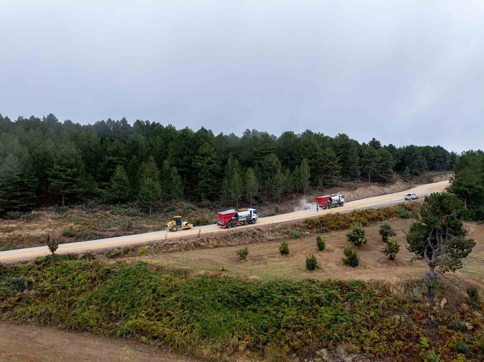 MANİSA BÜYÜKŞEHİR BELEDİYESİ, DEMİRCİ İLÇESİNE BAĞLI SÖĞÜTÇÜK MAHALLESİ’NİN UZUN YILLARDIR BEKLEDİĞİ YOL ÇALIŞMASINI HAYATA GEÇİRDİ. BARDAKÇI YOL AYRIMI İLE SÖĞÜTÇÜK MAHALLESİ ARASINDAKİ 11 KİLOMETRELİK YOLDA YOL GENİŞLETME VE TEMEL ÇALIŞMALARININ ARDINDAN ÇİFT KAT SATHİ KAPLAMA UYGULAMASINA BAŞLANDI.