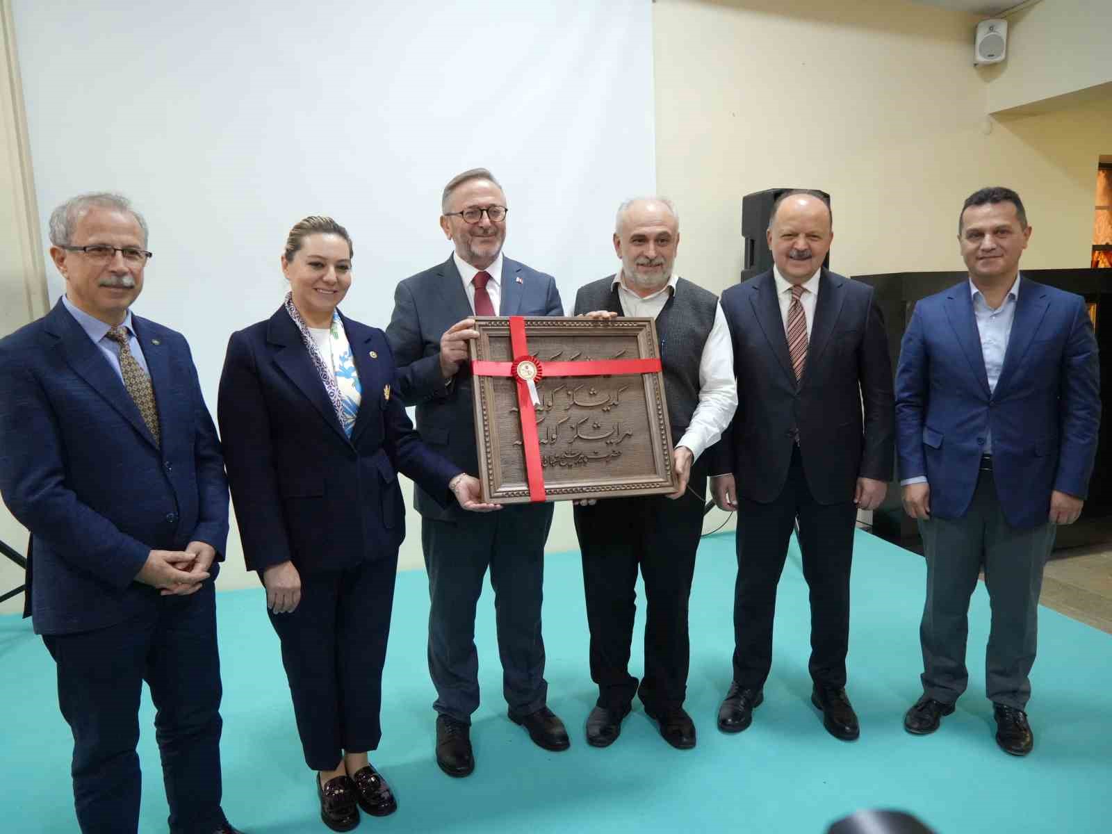 İSTANBUL MEDENİYET ÜNİVERSİTESİNDEN PROF. DR. İHSAN FAZLIOĞLU'NA HEDİYE TAKDİM EDİLDİ.