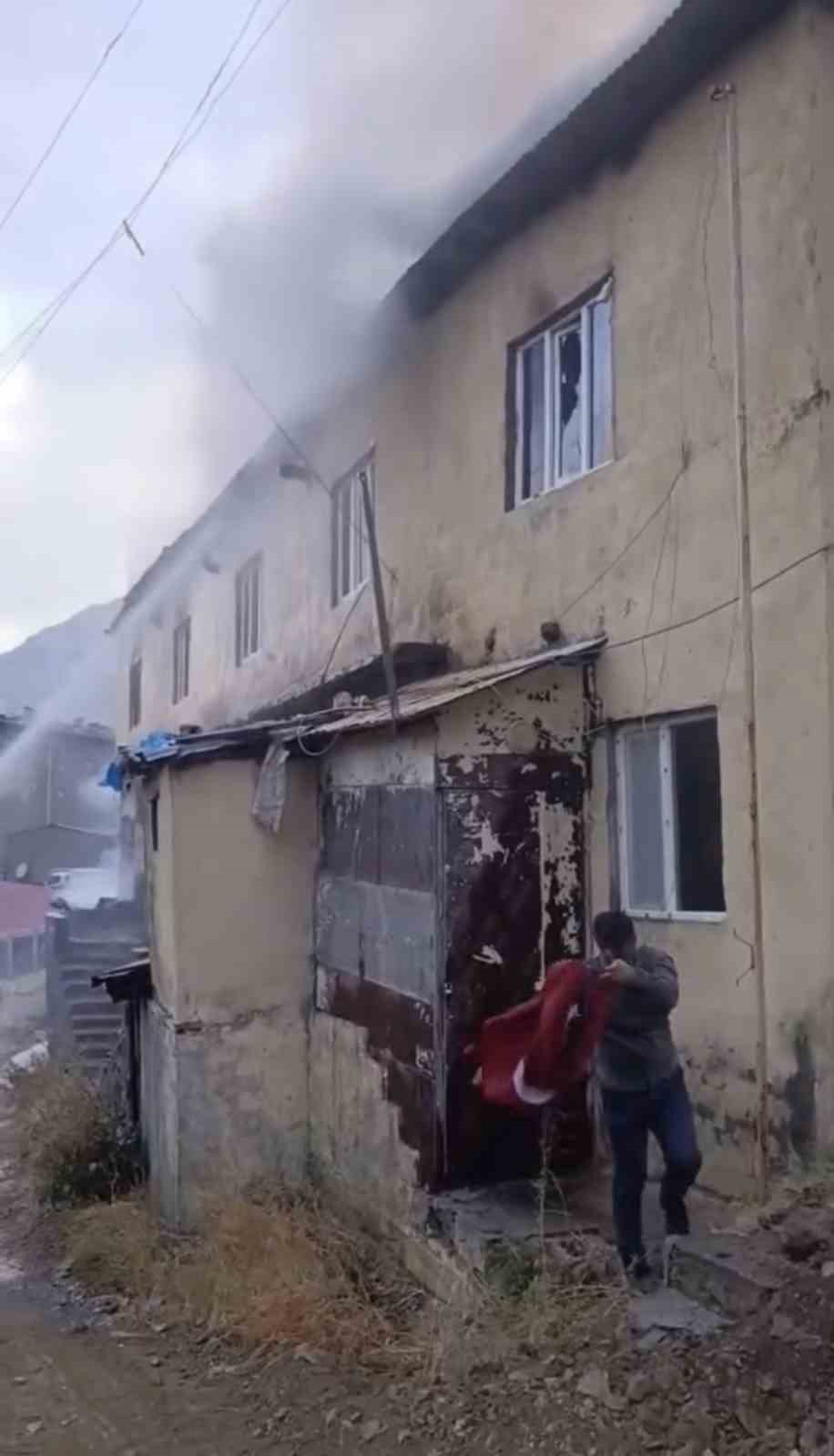 HAKKARİ’NİN YÜKSEKOVA İLÇESİNE BAĞLI DAĞLICA KÖYÜNDEKİ OKUL BİNASINDA ÇIKAN YANGIN SIRASINDA BİR VATANDAŞIN ALEVLERİN ARASINDAKİ TÜRK BAYRAĞINI SON ANDA İNDİREREK KURTARMASI TAKDİR TOPLADI.