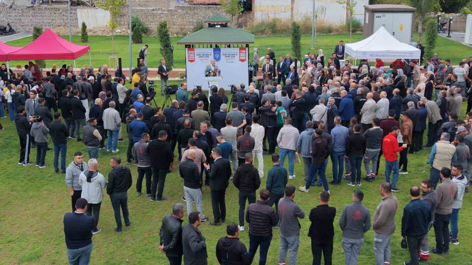 MELİKGAZİ BELEDİYESİ'NİN YILDIRIM BEYAZIT MAHALLESİ'NDE 12 BİN METREKARELİK BÜYÜK BİR ALANDA HAYATA GEÇİRDİĞİ İÇERİSİNDE ETKİNLİK ALANLARI, TENİS KORTU, BASKETBOL VE FUTBOL SAHASI, KOŞU YOLU, ÇOCUK OYUN ALANLARI BULUNAN MELİKGAZİ BELEDİYESİ AHMET TAŞ PARKI VE SOSYAL TESİSİ'NİN AÇILIŞI GERÇEKLEŞTİRİLDİ.