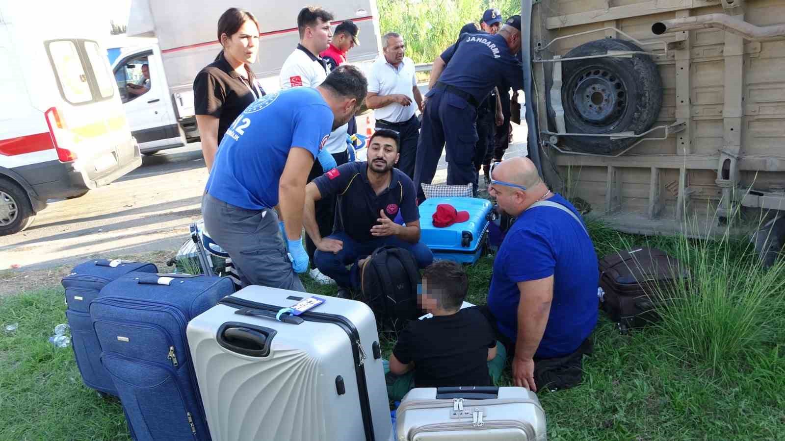 ANTALYA'NIN MANAVGAT İLÇESİNDE TUR MİNİBÜSÜ, OTOMOBİL VE KAMYONETİN ÇARPIŞMASI SONUCU MEYDANA GELEN KAZADA ARALARINDA TURİSTLERİN DE BULUNDUĞU 15 KİŞİ YARALANDI.
