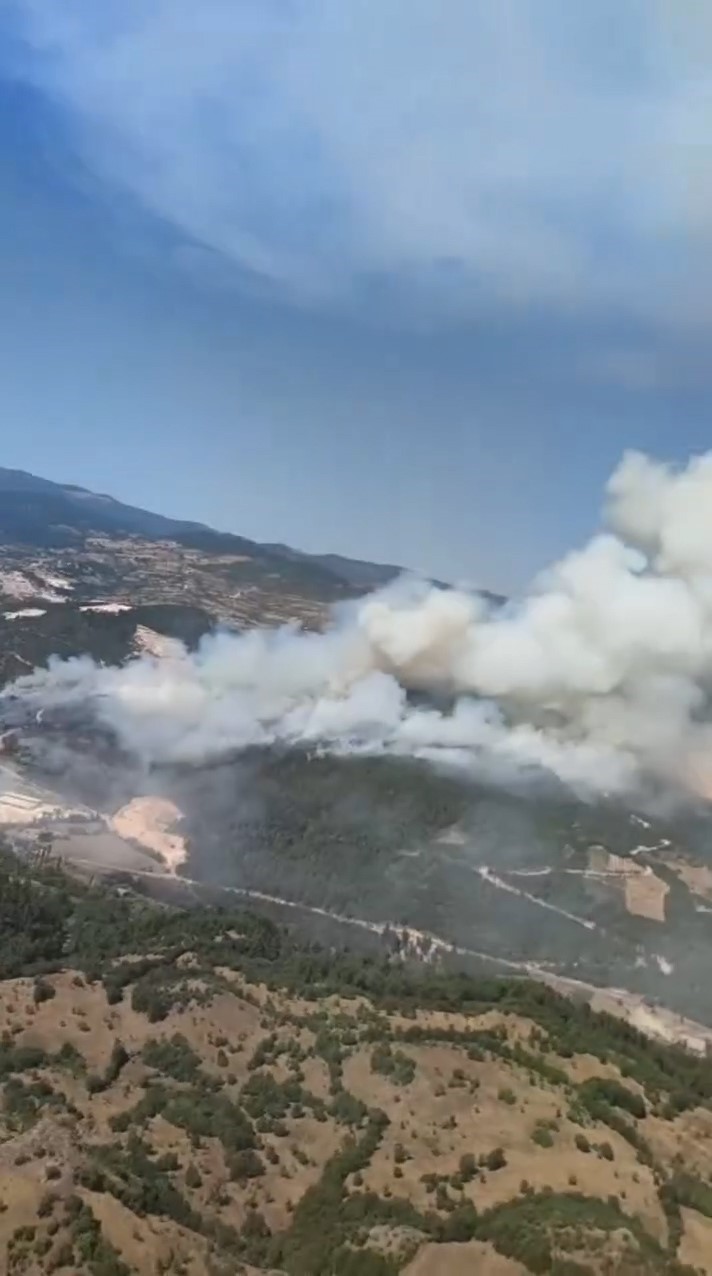 BALIKESİR’İN SINDIRGI İLÇESİNDE ORMAN DIŞI ALANDA BAŞLAYAN YANGINA ORMAN GENEL MÜDÜRLÜĞÜ EKİPLERİ TARAFINDAN HAVADAN VE KARADAN MÜDAHALE EDİLİYOR. YANGININ KONTROL ALTINA ALINMASI İÇİN ÇALIŞMALAR ARALIKSIZ SÜRÜYOR.