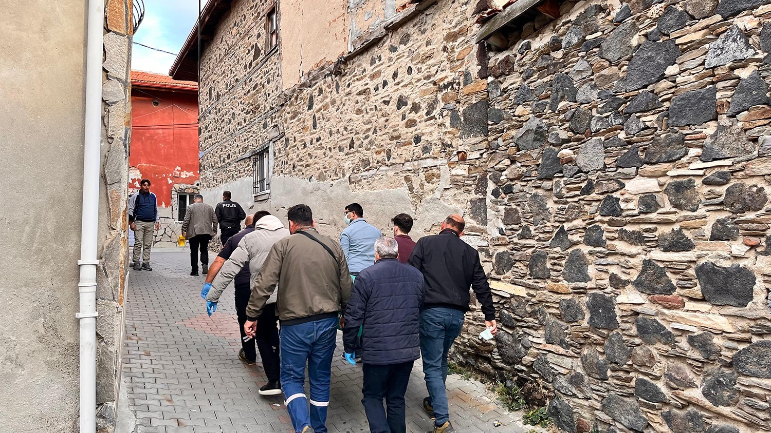 MANİSA’NIN KULA İLÇESİNDE YALNIZ YAŞAYAN 50 YAŞINDAKİ ADAM, EVİNDE ÖLÜ BULUNDU. YAKLAŞIK 2 GÜNDÜR KENDİSİNDEN HABER ALINAMAYAN ŞAHSIN ÖLÜM HABERİ, YAKINLARI VE SEVENLERİNİ YASA BOĞDU. ŞAHSIN CENAZESİ, KESİN ÖLÜM NEDENİNİN BELİRLENMESİ AMACIYLA İZMİR ADLİ TIP KURUMU’NA SEVK EDİLDİ.