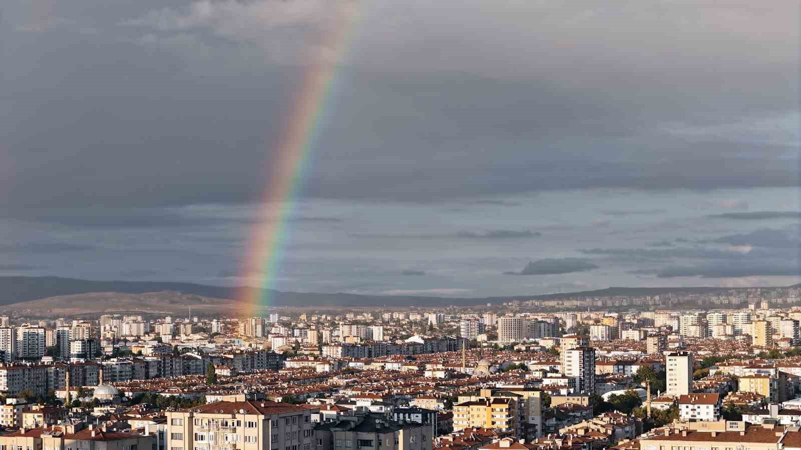 KAYSERİ'DE BELİREN GÖKKUŞAĞININ HAVADAN ÇEKİLEN GÖRÜNTÜLERİ GÜZEL GÖRÜNTÜLER OLUŞTURDU.