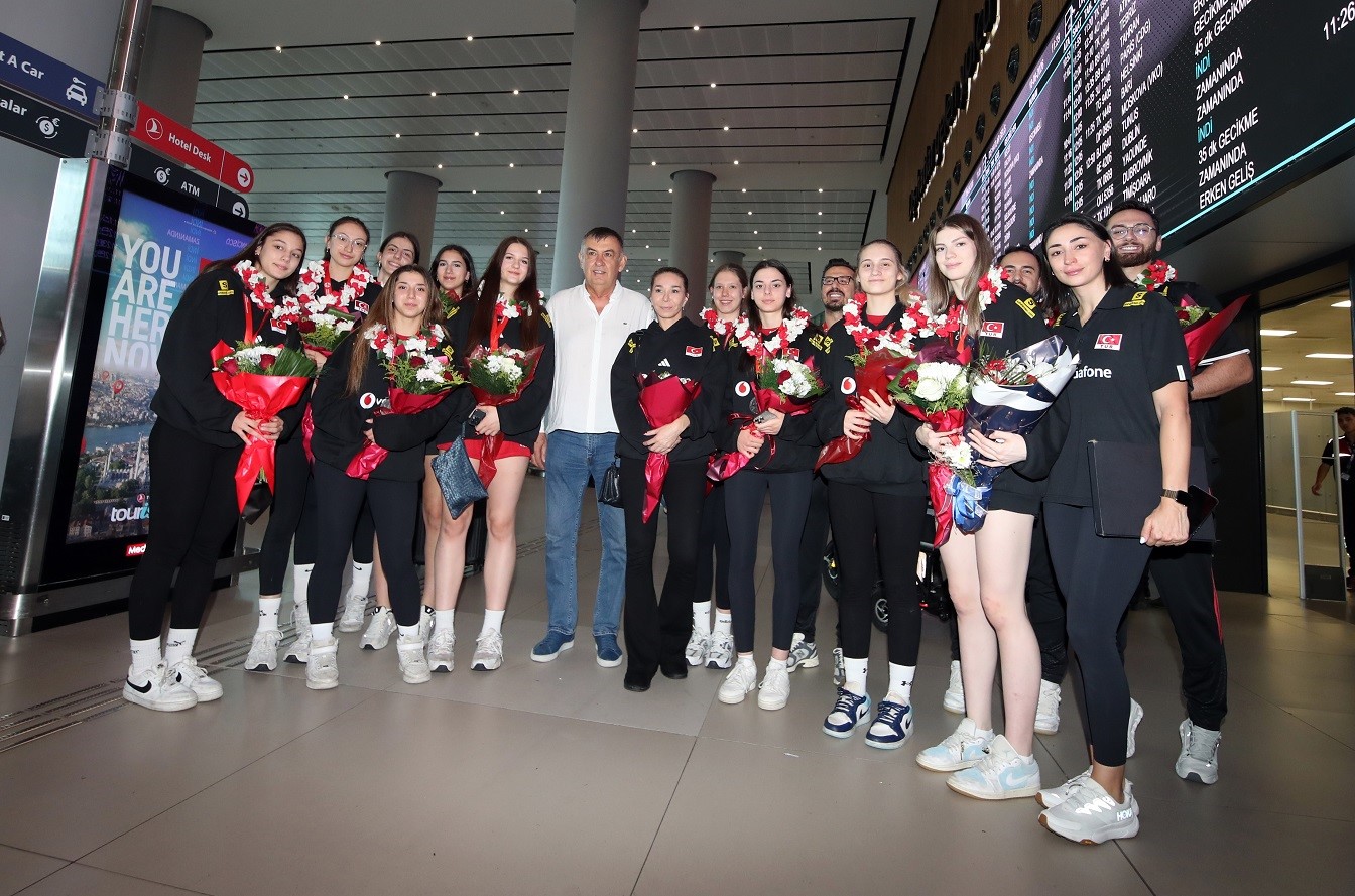 ŞİLİ’DE DÜZENLENEN 2026 FIVB U17 KIZLAR DÜNYA ŞAMPİYONASI’NDA İKİNCİ OLAN TÜRKİYE U17 KIZ VOLEYBOL MİLLİ TAKIMI, YURDA DÖNDÜ. SPORCULAR VE TEKNİK HEYET İSTANBUL HAVALİMANI’NDA ÇİÇEKLERLE KARŞILANDI.