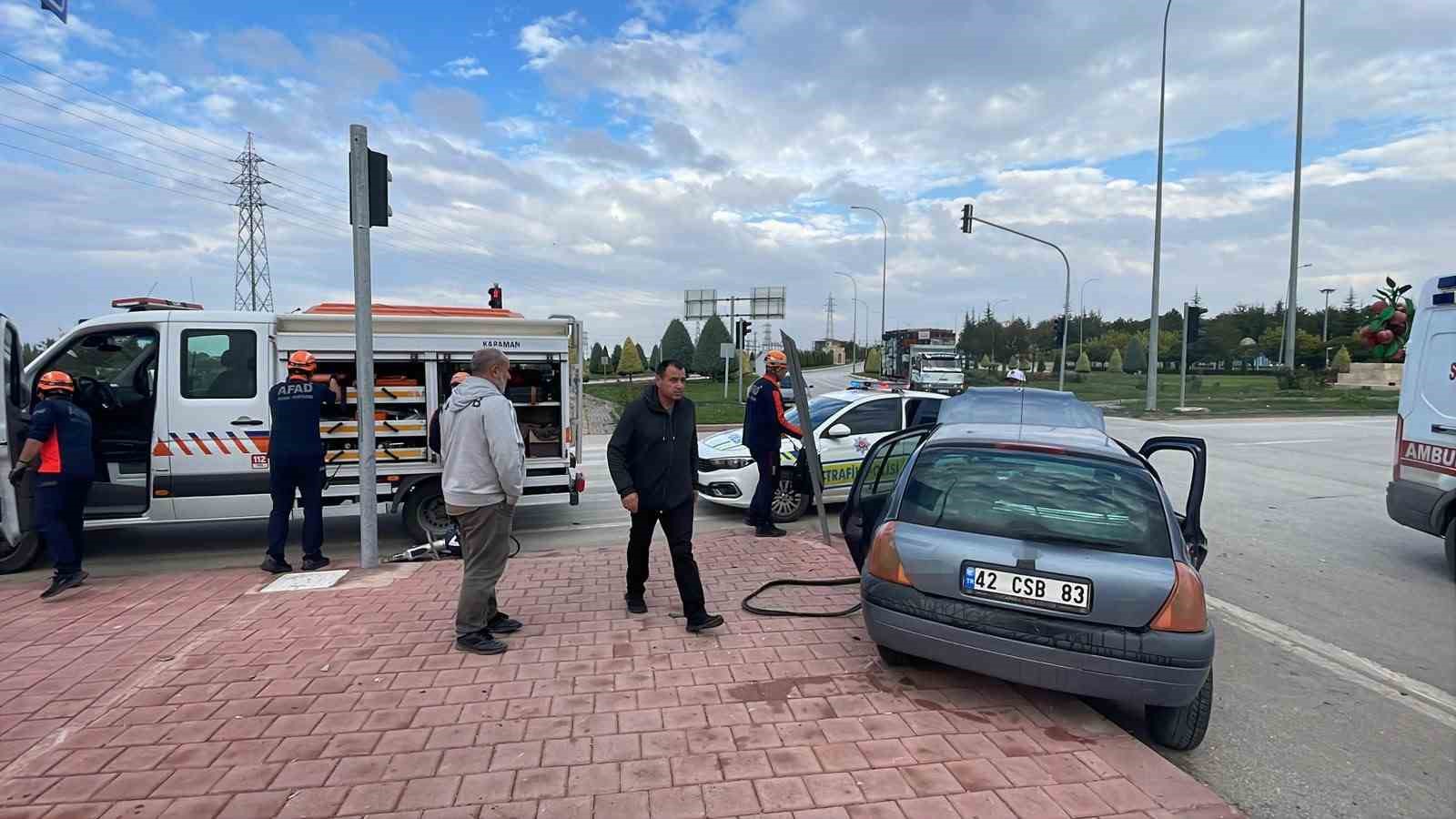 KARAMAN’DA OTOMOBİL İLE KAMYONETİN ÇARPIŞMASI SONUCU MEYDANA GELEN TRAFİK KAZASINDA 3 KİŞİ YARALANDI.