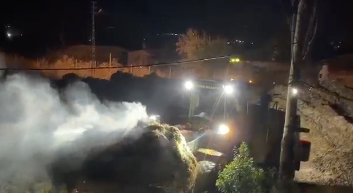 ÇORUM'A BAĞLI CELİLKIRI KÖYÜNDE MEYDANA GELEN YANGINDA BİNLERCE SAMAN BALYASI KÜL OLDU İTFAİYE EKİPLERİ İLE İŞ MAKİNALARI YANGINA MÜDAHALEDE BULUNDU
