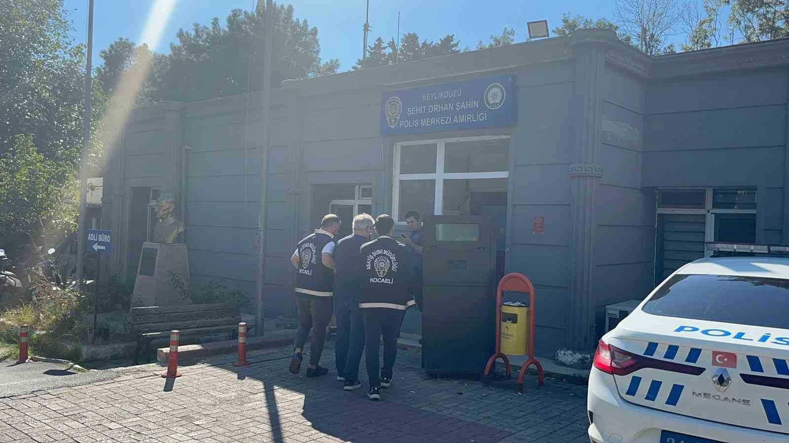 KOCAELİ’DE 10 YILI AŞKIN SÜREDİR FİRARİ OLARAK ARANAN, DOLANDIRICILIK VE RESMİ BELGEDE SAHTECİLİK SUÇUNDA 8 YIL 11 AY KESİNLEŞMİŞ HAPİS CEZASI BULUNAN ŞAHIS, İSTANBUL'DA DÜKKANINDA YAKALANDI. KELEPÇE TAKILMASINI İSTEMEYEN ZANLI POLİSLERE "ESNAFIM, HERKES BENİ TANIR"  DEDİ.