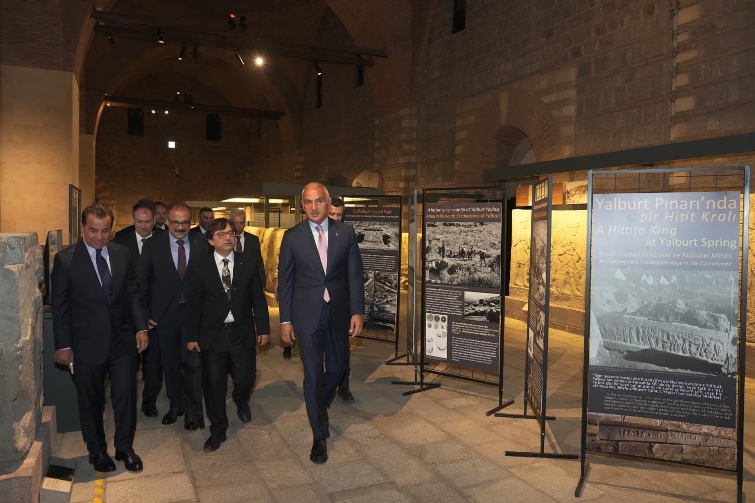 BAKAN ERSOY, ANADOLU MEDENİYETLERİ MÜZESİ MÜDÜRLÜĞÜ İLE AMERİKA BİRLEŞİK DEVLETLERİ İLLİNOİS ÜNİVERSİTESİ İŞ BİRLİĞİNDE, PROF. DR. ÖMÜR HARMANŞAH’IN KÜRATÖRLÜĞÜNDE HAZIRLANAN SERGİYİ GEZEREK ÇALIŞMALARA İLİŞKİN DEĞERLENDİRMELERDE BULUNDU.