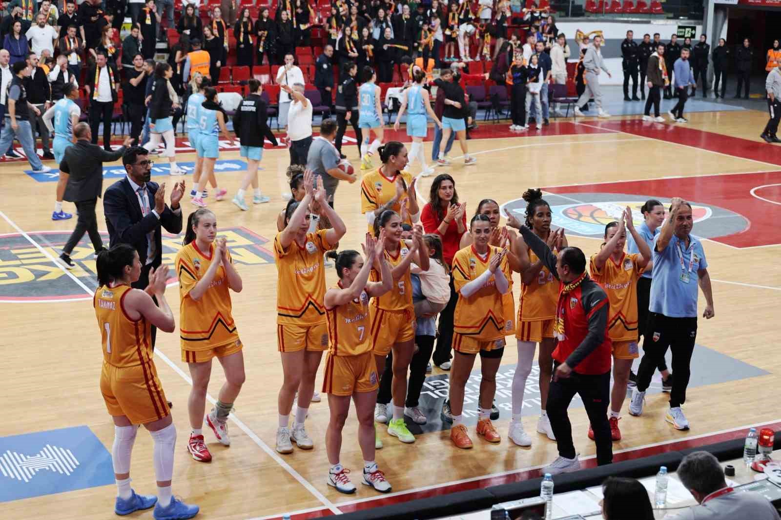HALKBANK KADINLAR BASKETBOL SÜPER LİGİ 2. HAFTA KARŞILAŞMASINDA MELİKGAZİ KAYSERİ BASKETBOL İLE TURGUT BELEDİYESPOR KARŞI KARŞIYA GELDİ. MELİKGAZİ KAYSERİ RAKİBİNİ 64-58 MAĞLUP EDEREK, BU SEZON İLK GALİBİYETİNİ ALDI.