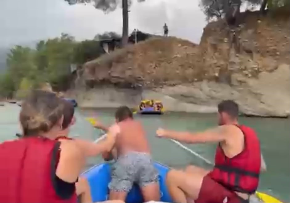 ANTALYA'NIN DÜNYACA ÜNLÜ KÖPRÜLÜ KANYON BÖLGESİNDE ZİPLİNE YAPAN 13 YAŞINDAKİ ÇOCUK, PARKURUN ORTASINDA TEKNİK ARIZA NEDENİYLE HAVADA ASILI KALDI. IRMAK ÜZERİNDE ASILI KALAN ÇOCUĞU RAFTİNG BOT REHBERİ KURTARDI.