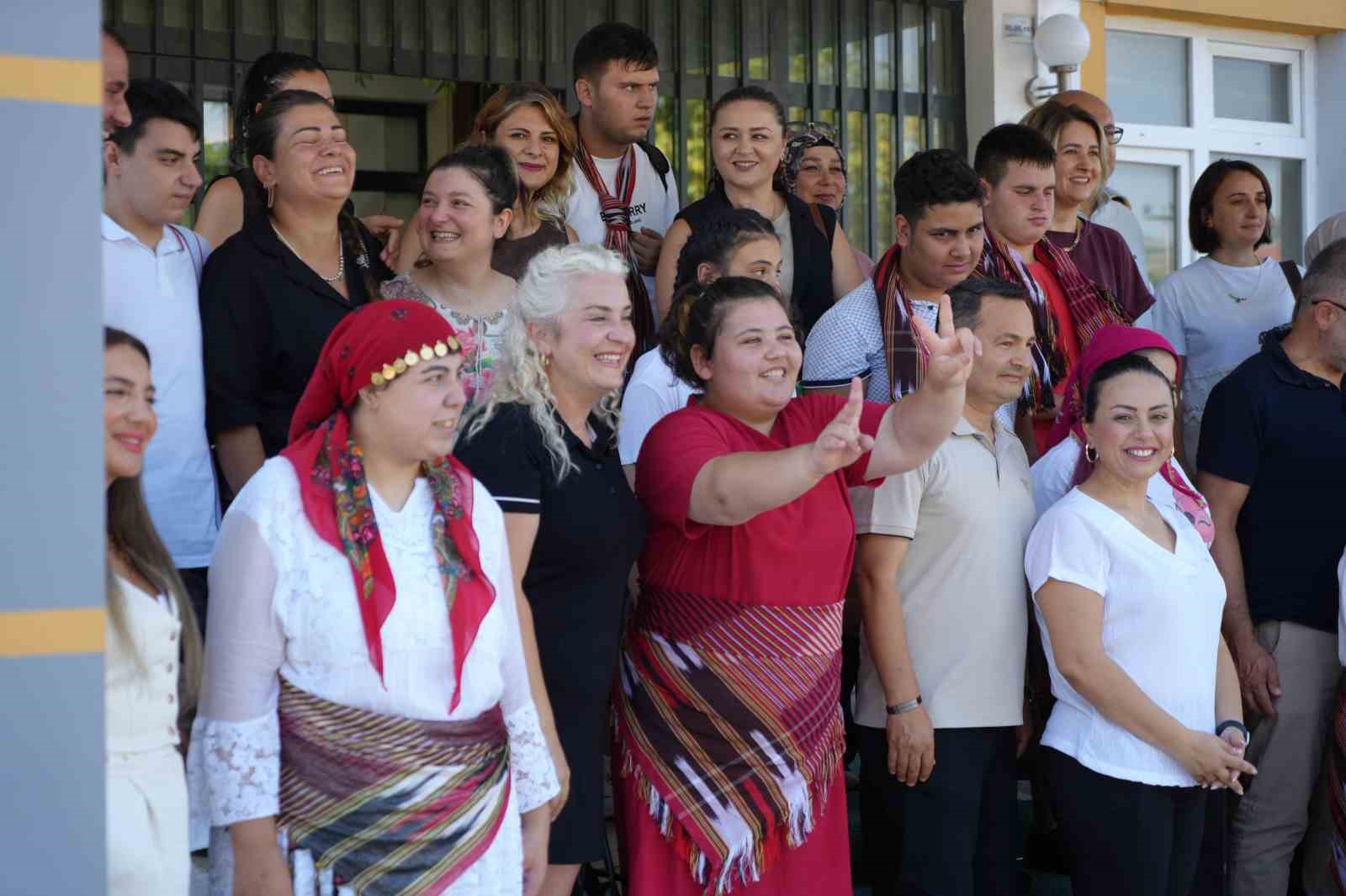 SAMSUN’DA ÖZEL EĞİTİM ÖĞRENCİLERİNİN EL EMEĞİYLE HAZIRLADIĞI REÇELLER VE EL SANATLARI ÜRÜNLERİ, ÖZEL BİR FİRMA TARAFINDAN SATIN ALINARAK ÖĞRENCİLERE DESTEK SAĞLANDI. ÖĞRENCİLER, ÜRETTİKLERİ ÜRÜNLERİN İLGİ GÖRMESİNİN MUTLULUĞUNU YAŞADI.