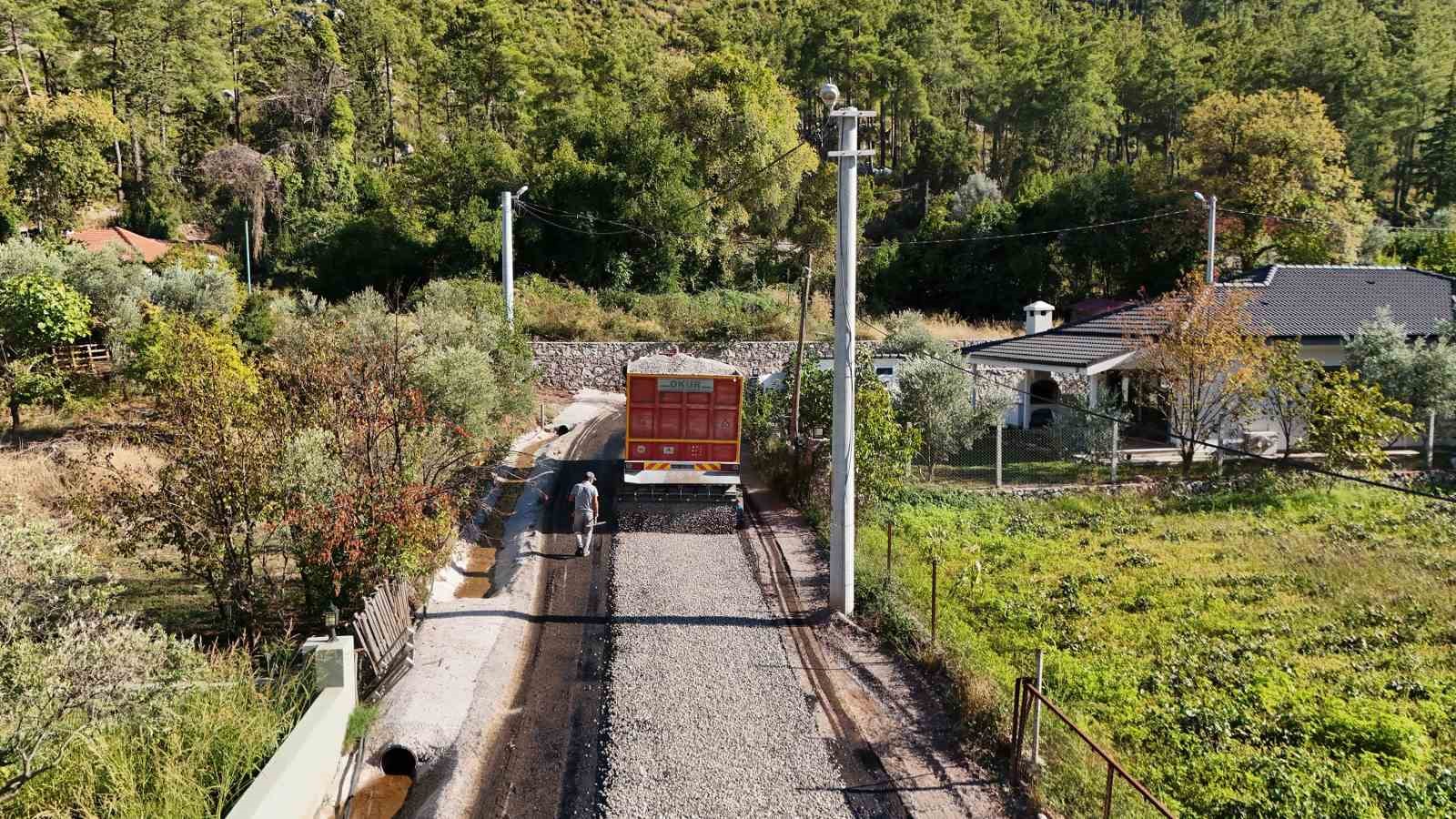 MARMARİS BELEDİYESİ FEN İŞLERİ MÜDÜRLÜĞÜ EKİPLERİ, İLÇE GENELİNDE YOL YAPIM, BAKIM VE İYİLEŞTİRME ÇALIŞMALARINA DEVAM EDİYOR. TURUNÇ DEREÖZÜ MEVKİNDE 510 METRE UZUNLUĞUNDA SATHİ KAPLAMA YAPILIRKEN, ÇETİBELİ MAHALLESİ’NDE 1750 METREKARELİK BETON YOL ÇALIŞMASI TAMAMLANDI.