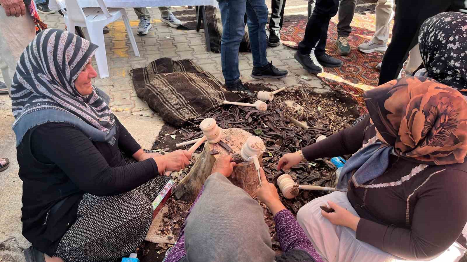 ALANYA’DA BU YIL İKİNCİSİ DÜZENLENEN KEÇİBOYNUZU HASAT ŞENLİĞİ, ÇEŞİTLİ ETKİNLİKLER, YÖRESEL ÜRÜN STANTLARI, YARIŞMALAR VE MÜZİK DİNLETİSİYLE GERÇEKLEŞTİRİLDİ. OBAALACAMİ MAHALLESİ’NDE DÜZENLENEN ŞENLİKTE, KEÇİBOYNUZUNDAN ÜRETİLEN PEKMEZ, UN VE ÇEŞİTLİ ÜRÜNLER KATILIMCILARIN BEĞENİSİNE SUNULDU. ŞENLİĞİN RENKLİ ETKİNLİKLERİNDEN BİRİ İSE “EN AĞIR KEÇİBOYNUZU” YARIŞMASI OLDU.