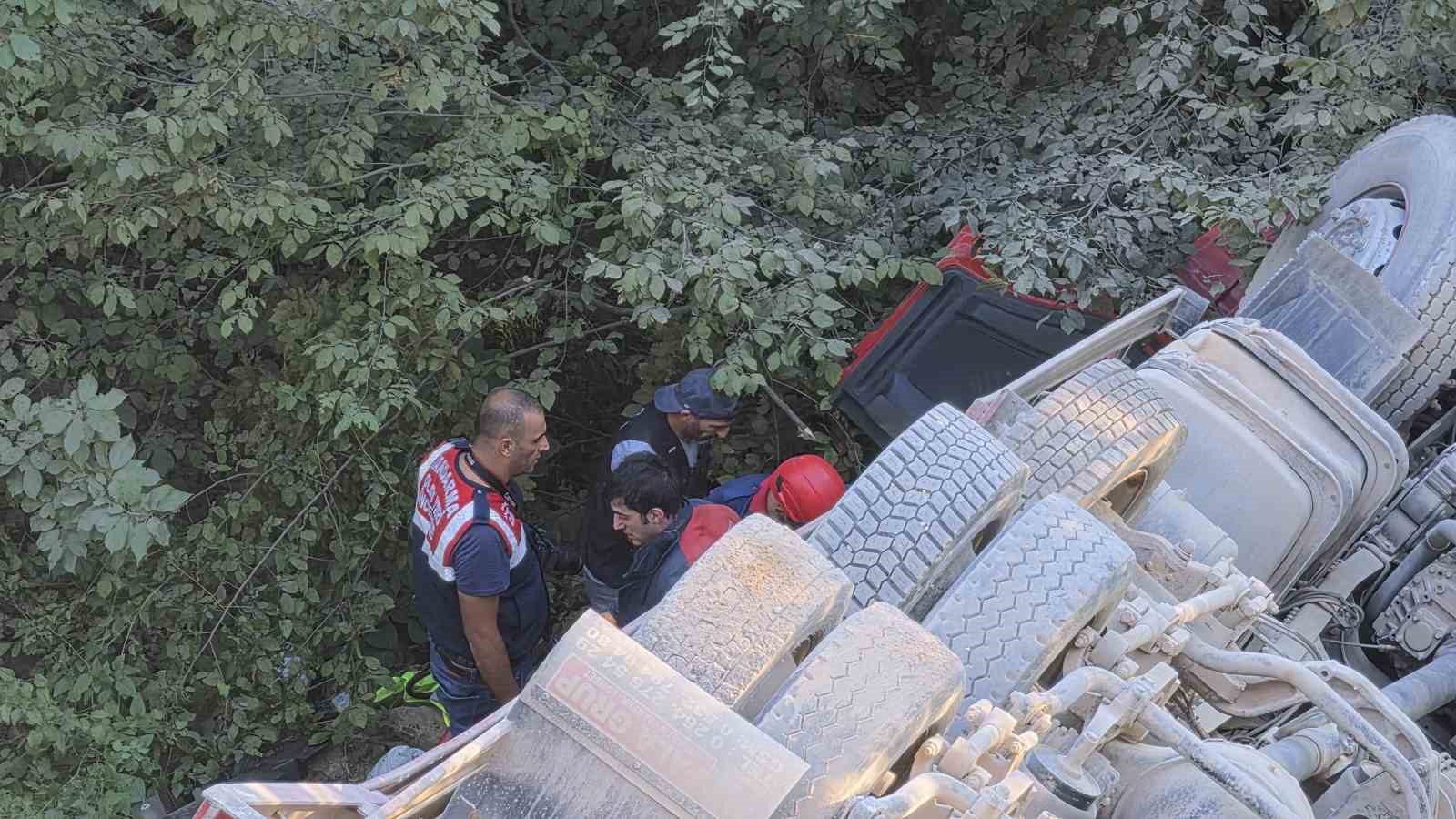 AKYAZI İLÇESİNDE KONTROLDEN ÇIKAN TIRIN ŞARAMPOLE DEVRİLDİĞİ KAZADA SÜRÜCÜ HAYATINI KAYBETTİ.