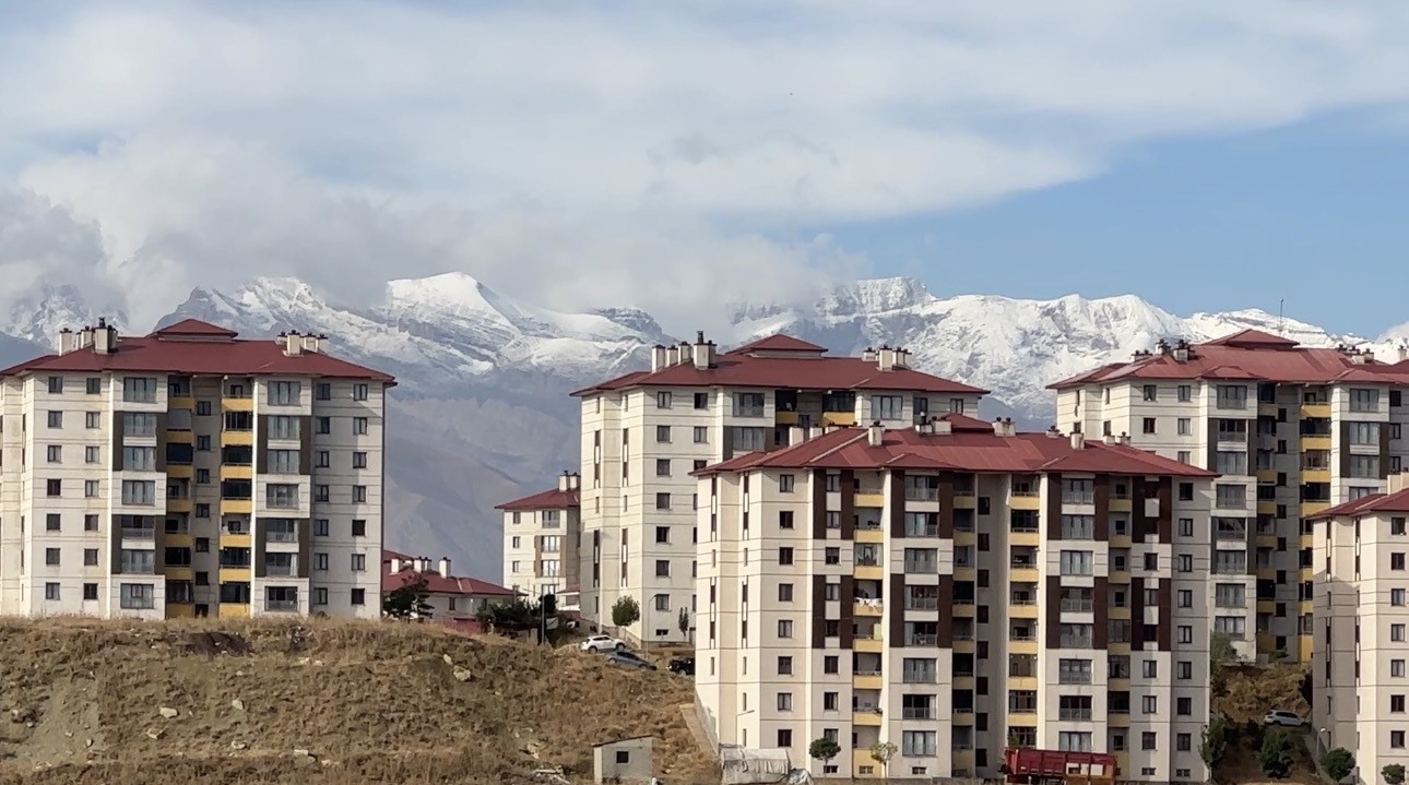 HAKKARİ'NİN YÜKSEKOVA İLÇESİNDE ETKİLİ OLAN SOĞUK HAVA VE YAĞIŞ, YÜKSEK KESİMLERDE KAR YAĞIŞINI BERABERİNDE GETİRDİ.