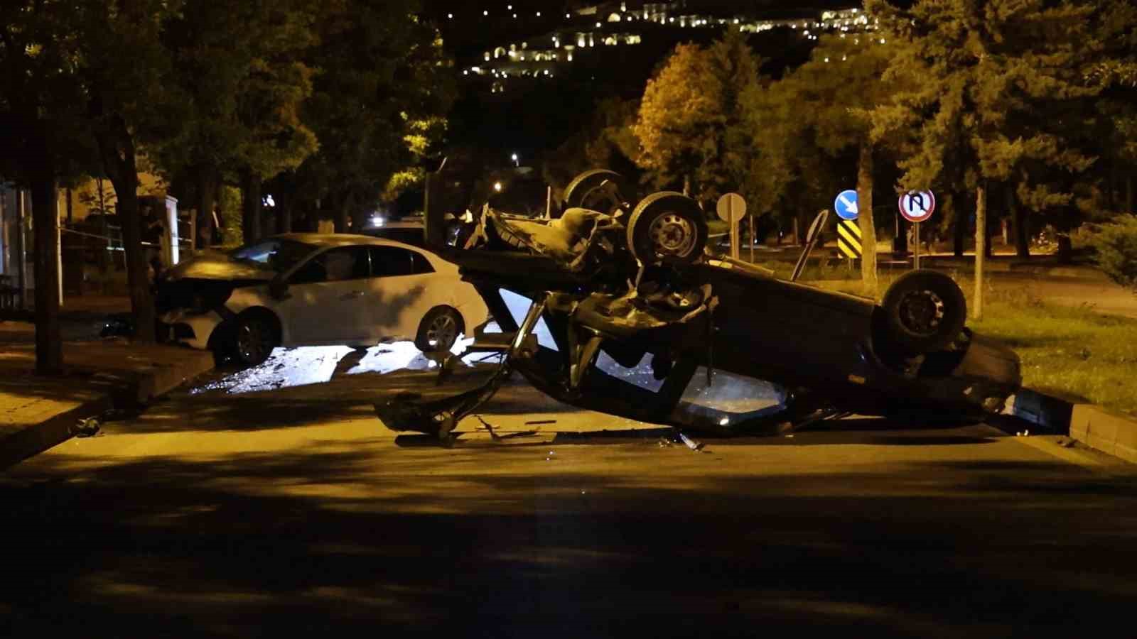 NEVŞEHİR’İN ÜRGÜP İLÇESİNDE İKİ OTOMOBİLİN YARIŞ YAPTIĞI SIRADA KAVŞAKTA DÖNÜŞ YAPMAK İSTEYEN BAŞKA BİR OTOMOBİLE ÇARPMASI SONUCU MEYDANA GELEN KAZADA 6 KİŞİ YARALANDI.
