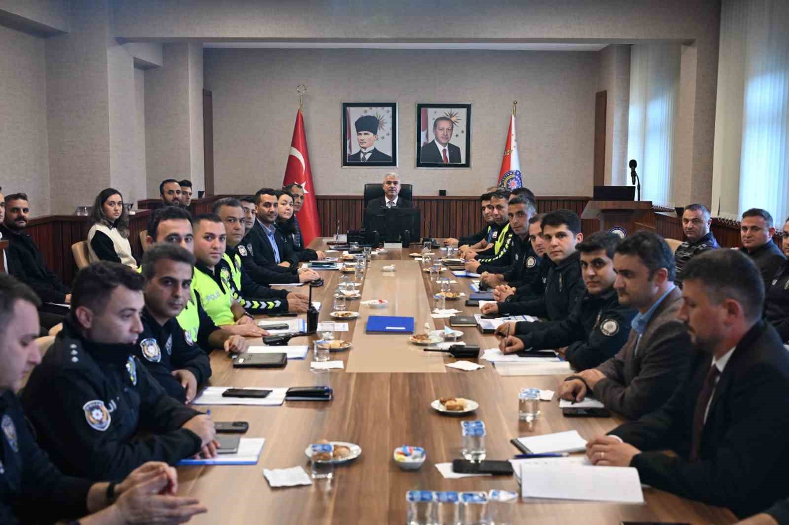 DÜZCE İL EMNİYET MÜDÜRLÜĞÜ’NDE GERÇEKLEŞTİRİLEN GENEL DEĞERLENDİRME TOPLANTISINDA, KENT GENELİNDE YÜRÜTÜLEN GÜVENLİK VE ASAYİŞ ÇALIŞMALARI ELE ALINDI. TOPLANTIDA ÖNÜMÜZDEKİ DÖNEMDE UYGULANACAK TEDBİRLER VE PLANLANAN FAALİYETLER DEĞERLENDİRİLDİ.
