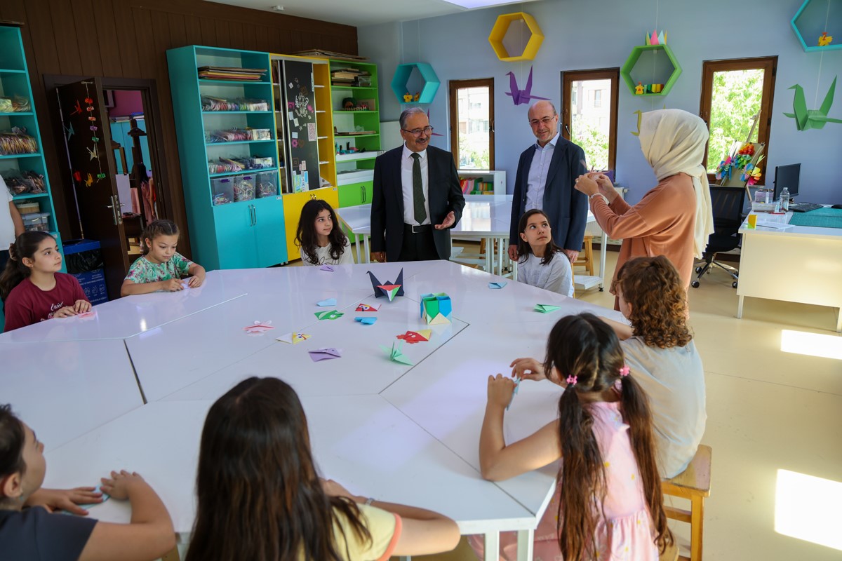 SELÇUKLU KAYMAKAMI ALİ CANDAN (SOLDA), SELÇUKLU BELEDİYE BAŞKANI AHMET PEKYATIRMACI’NIN (SAĞDA) EV SAHİPLİĞİNDE YAZ DÖNEMİNDE DE FAALİYETLERİNE DEVAM EDEN OKUL DIŞI ÖĞRENME ORTAMLARINI ZİYARET ETTİ.
