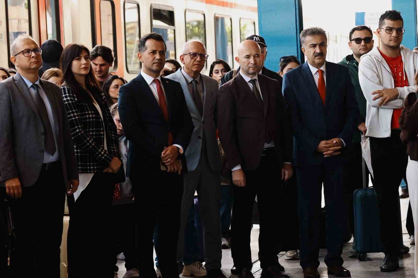 ANKARA’DAN YOLA ÇIKAN TURİSTİK KARAELMAS EKSPRESİ, 2026 YILI SEFERİNE BAŞLADI. ZONGULDAK’A ULAŞAN KARAELMAS EKSPRESİ’Nİ MADENCİ KOROSU KARŞILADI.