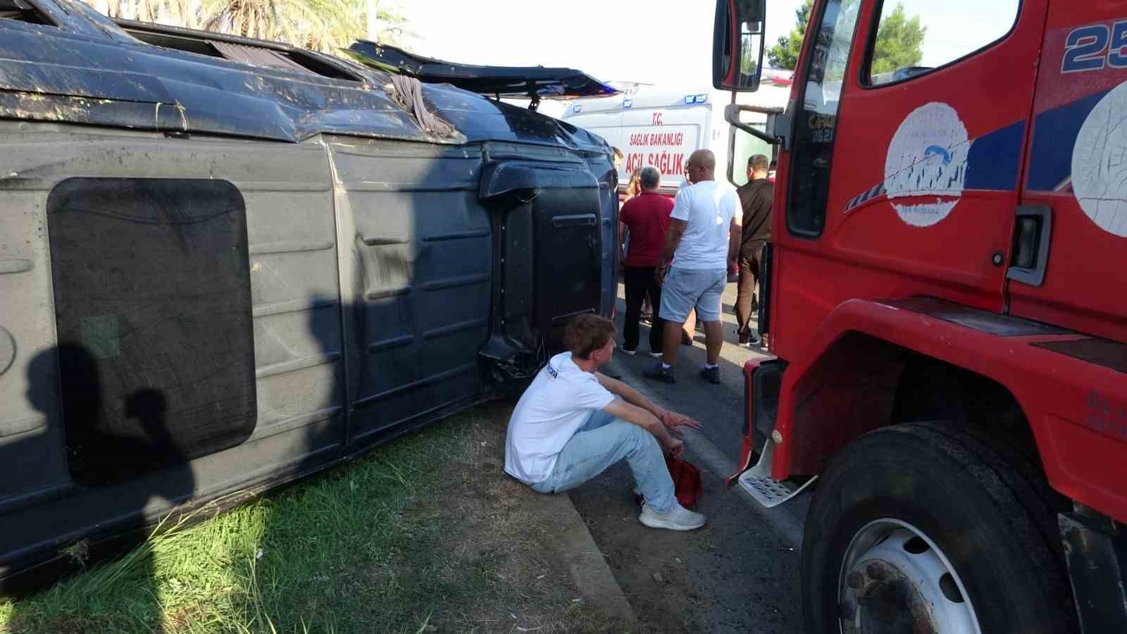 ANTALYA'NIN MANAVGAT İLÇESİNDE TUR MİNİBÜSÜ, OTOMOBİL VE KAMYONETİN ÇARPIŞMASI SONUCU MEYDANA GELEN KAZADA ARALARINDA TURİSTLERİN DE BULUNDUĞU 15 KİŞİ YARALANDI.