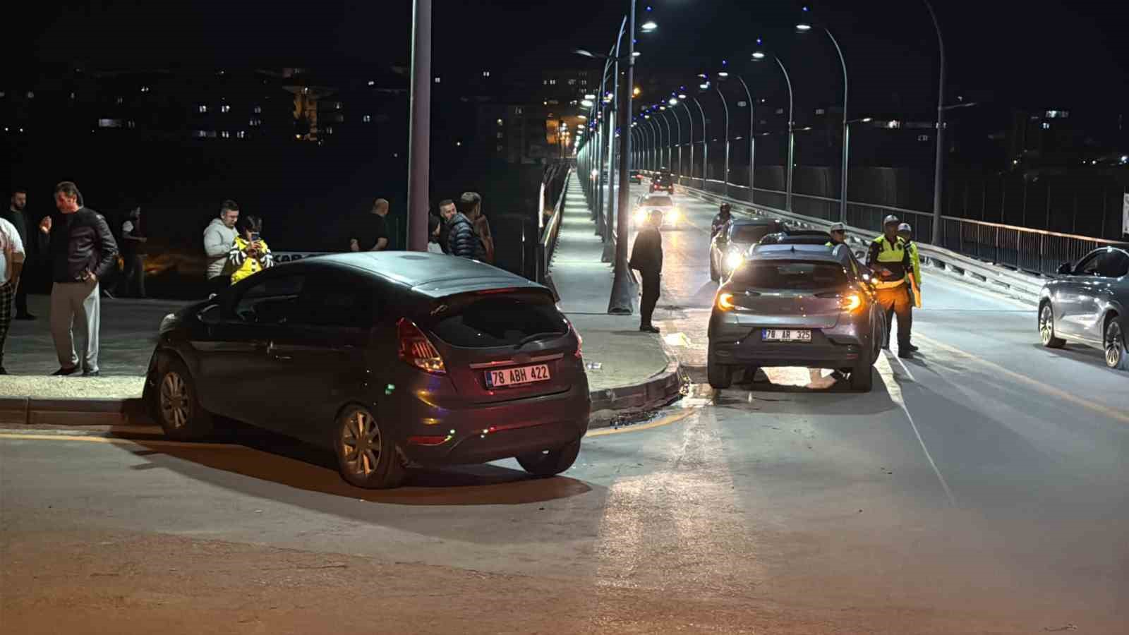 KARABÜK’TE İKİ OTOMOBİLİN KAVŞAKTA ÇARPIŞMASI SONUCU MEYDANA GELEN TRAFİK KAZASINDA 2 KİŞİ YARALANDI.