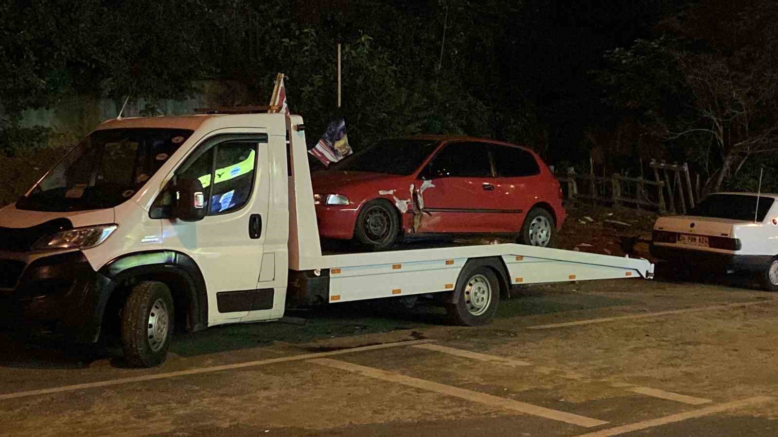 SARIYER’DE KARŞI YÖNDEN HIZLA GELEN ARACIN, SEYİR HALİNDEKİ OTOMOBİLİ SIKIŞTIRMASI SONUCU SÜRÜCÜSÜNÜN KONTROLÜNDEN ÇIKAN OTOMOBİL PARK HALİNDEKİ 6 OTOMOBİLE ÇARPTI. MEYDANA GELEN KAZADA 1’İ AĞIR 3 KİŞİ YARALANDI.