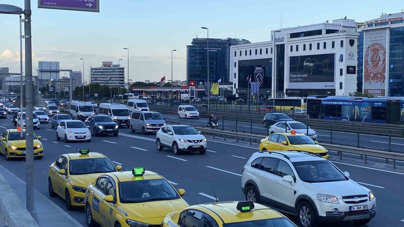 İSTANBUL’DA GEÇTİĞİMİZ GÜNLERDE ARALIKLARLA ETKİLİ OLAN YAĞIŞLAR NEDENİYLE SABAH VE AKŞAM SAATLERİNDE TRAFİK DURMA NOKTASINA GELMİŞTİ. YAĞIŞLARIN BİTMESİYLE KENT GENELİNDE TRAFİK YOĞUNLUĞU YÜZDE 54’E DÜŞTÜ.