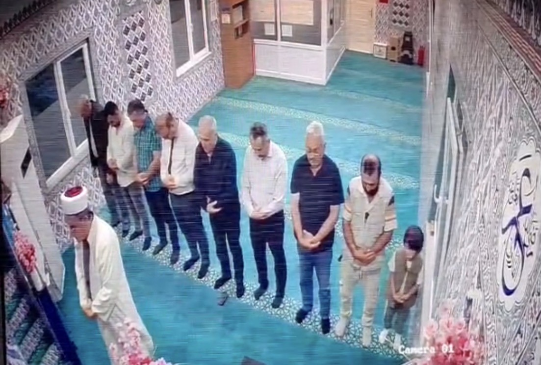TRABZON'UN BEŞİKDÜZÜ İLÇESİNDE 5 YAŞINDAKİ ALTAN EFTAL AKSOY, YAZ KUR'AN KURSU'NDA KENDİSİNE KUR'AN-I KERİM ÖĞRETEN İMAMI MEHMET YAŞAR'I ÖZLEYİNCE AKŞAM NAMAZINDA CAMİYE GELDİ. CEMAATE KATILARAK NAMAZINI KILAN KÜÇÜK ALTAN, NAMAZIN ARDINDAN HOCASINA KOŞARAK SARILIRKEN, ÖZLEM DOLU O ANLAR GÜVENLİK KAMERASINA YANSIDI.