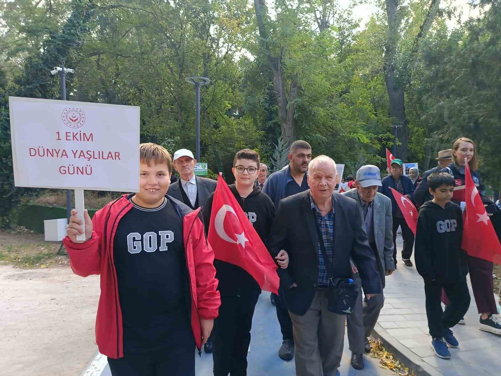 EDİRNE'DE AİLE VE SOSYAL HİZMETLER İL MÜDÜRLÜĞÜ ÖNCÜLÜĞÜNDE 1 EKİM DÜNYA YAŞLILAR GÜNÜ DOLAYISIYLA MİLLET BAHÇESİ'NDE FARKINDALIK YÜRÜYÜŞÜ DÜZENLENDİ.
