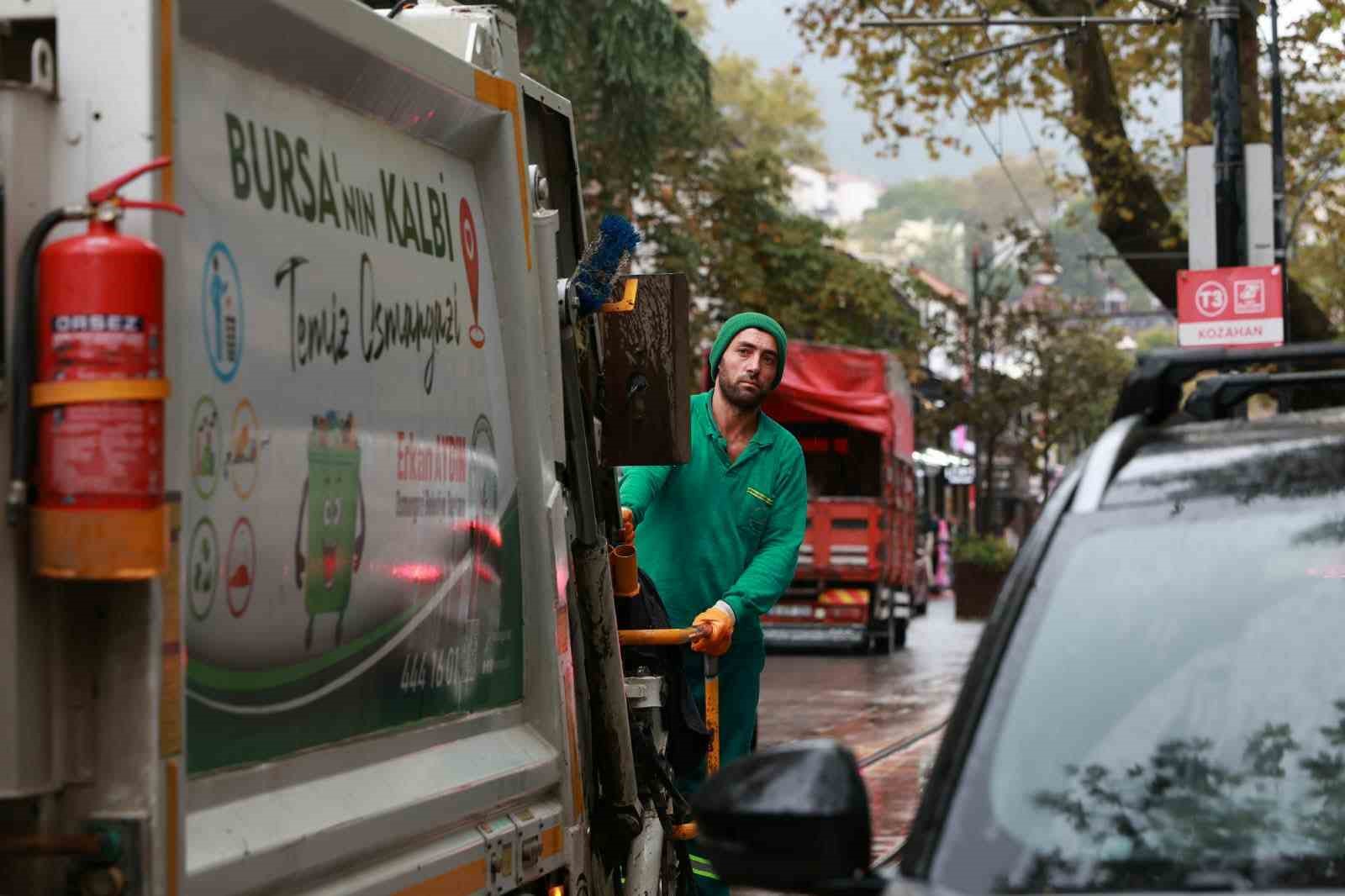 OSMANGAZİ BELEDİYESİ, İLÇENİN 136 MAHALLESİNDE TEMİZLİK ÇALIŞMALARINI 7 GÜN 24 SAAT KESİNTİSİZ SÜRDÜRÜYOR. YAĞMUR, ÇAMUR DEMEDEN GERÇEKLEŞTİRİLEN ÇALIŞMALARLA OSMANGAZİ’NİN EN İŞLEK CADDELERİNDEN EN UZAK MAHALLELERİNE KADAR CADDE VE SOKAKLARIN TEMİZ TUTULMASI SAĞLANIYOR.