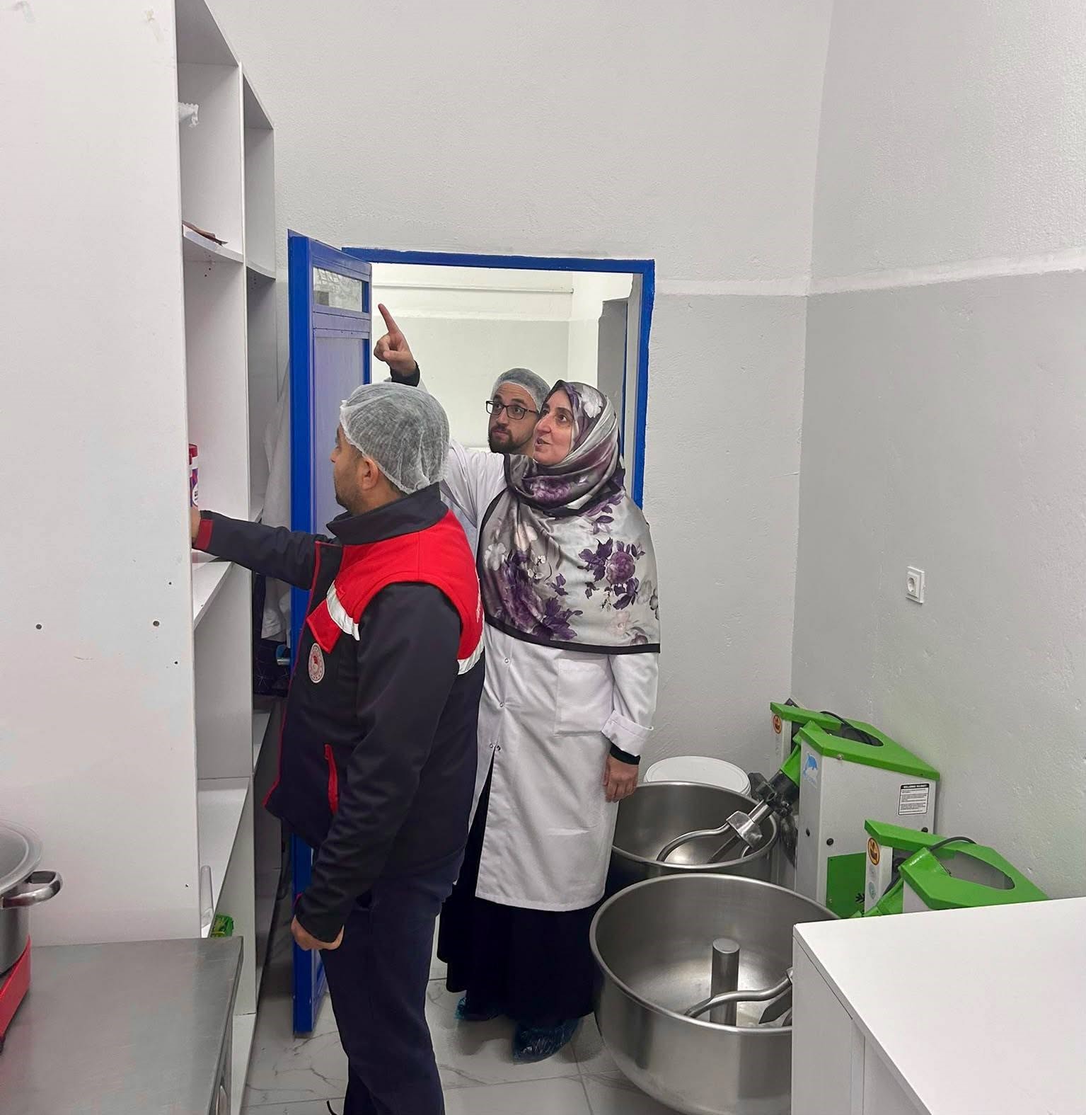AFYONKARAHİSAR’IN BOLVADİN İLÇESİNDE GIDA GÜVENİLİRLİĞİNİN SAĞLANMASI VE TÜKETİCİ SAĞLIĞININ KORUNMASI AMACIYLA GIDA İŞLETMELERİNE YÖNELİK DENETİMLER GERÇEKLEŞTİRİLDİ.