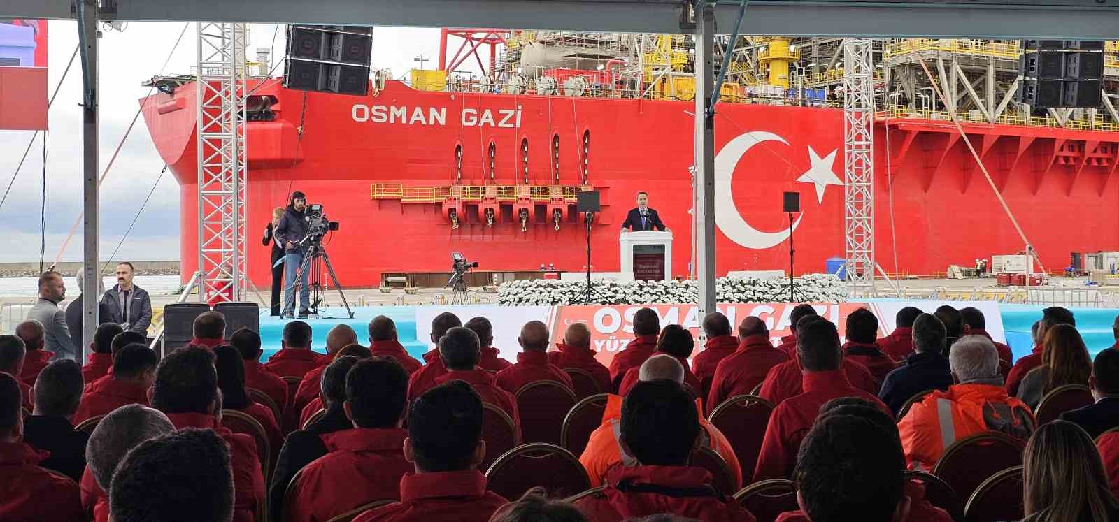 TÜRKİYE'NİN İLK YÜZER DOĞAL GAZ İŞLEME TESİSİ OSMAN GAZİ YÜZER ÜRETİM PLATFORMU, ZONGULDAK'IN FİLYOS BELDESİNDEN SAKARYA GAZ SAHASI'NA UĞURLANDI. ENERJİ VE TABİİ KAYNAKLAR BAKANI ALPARSLAN BAYRAKTAR, KARADENİZ'DEKİ DOĞAL GAZ ÜRETİMİNİN 2027 YILINDA GÜNLÜK 20 MİLYON, 2028 YILINDA İSE 45 MİLYON METREKÜPE ÇIKARILMASININ HEDEFLENDİĞİNİ AÇIKLADI. BAYRAKTAR, YENİ ÜRETİM KAPASİTESİYLE 2028 YILINDA YAKLAŞIK 17 MİLYON HANENİN KARADENİZ GAZINI KULLANACAĞINI SÖYLEDİ.