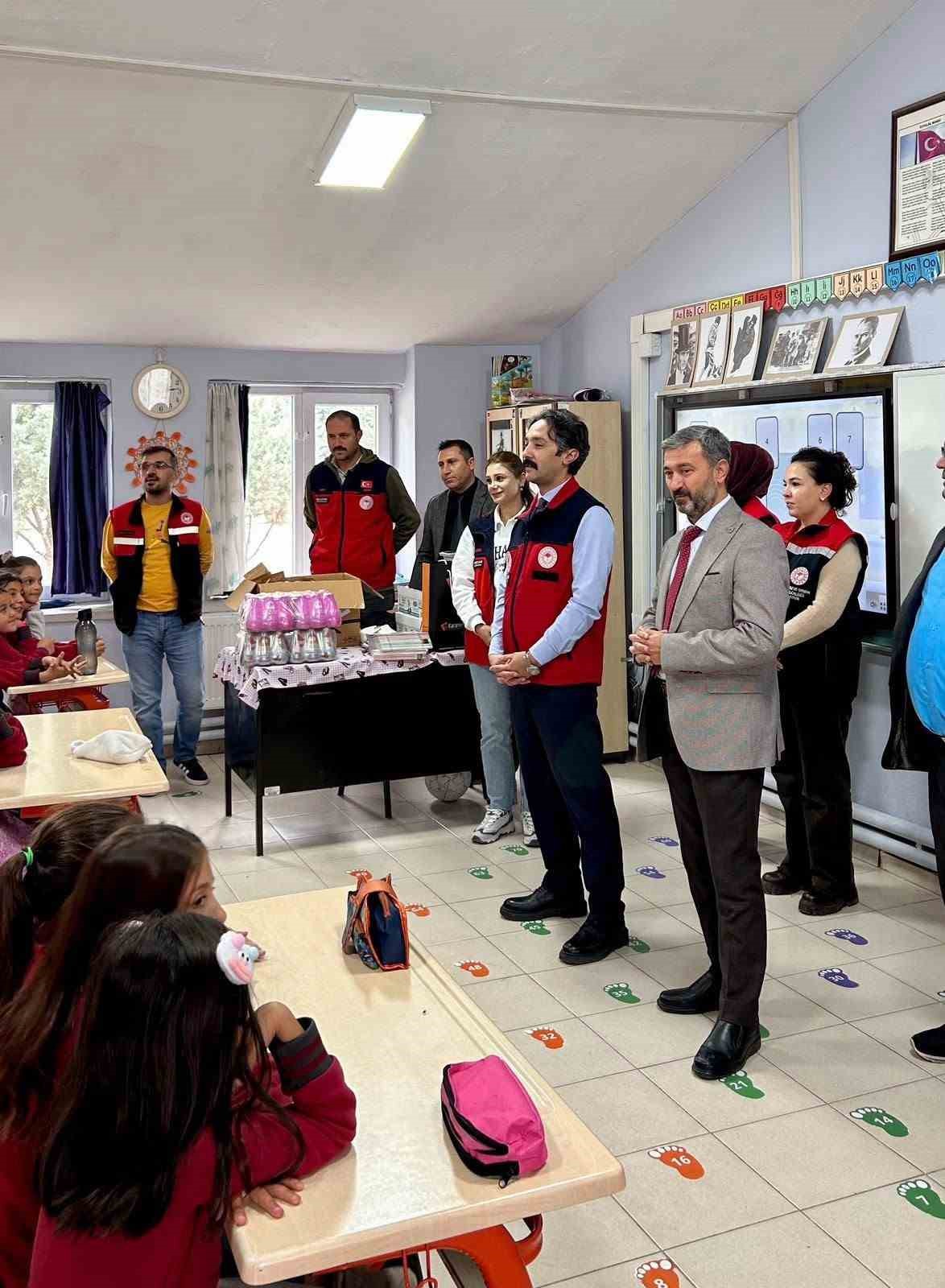 AFYONKARAHİSAR’DA 16 EKİM DÜNYA GIDA GÜNÜ DOLAYISIYLA ÖĞRENCİLERE YÖNELİK GIDA GÜVENİLİRLİĞİ, SAĞLIKLI BESLENME VE GIDA İSRAFININ ÖNLENMESİ KONULARINDA FARKINDALIK ETKİNLİKLERİ DÜZENLENDİ.