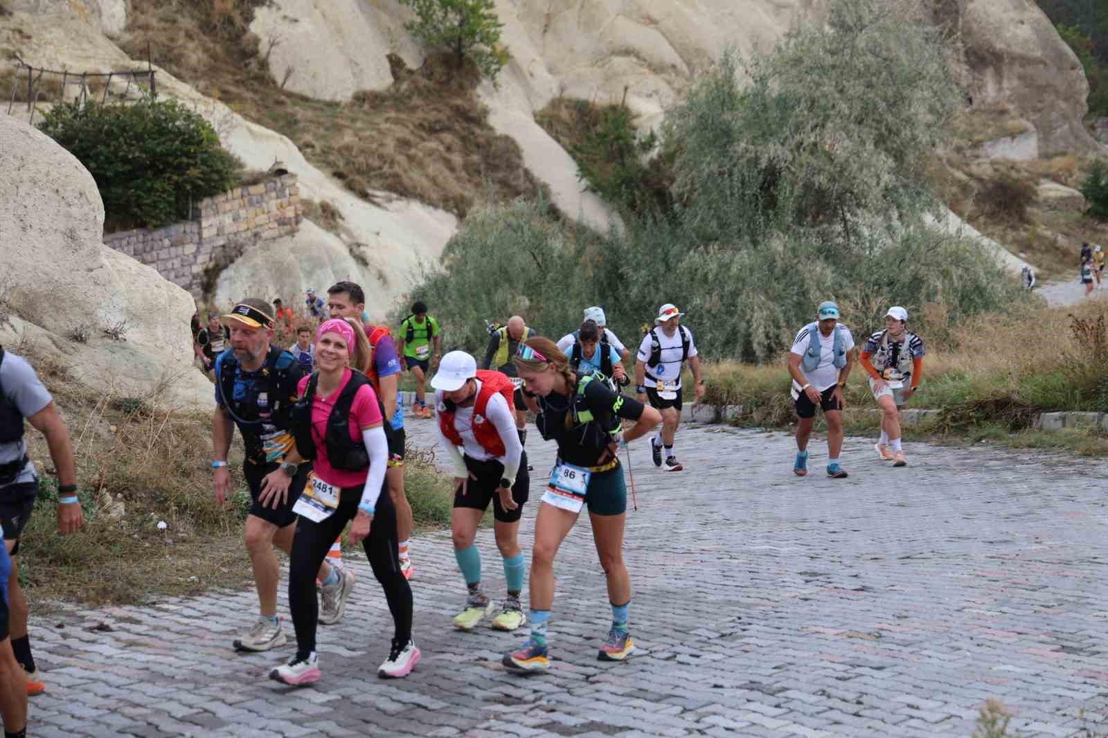 KAPADOKYA’DA DÜZENLENEN SALOMON CAPPADOCİA ULTRA TRAİL YARIŞLARINDA HEYECAN BAŞLADI. 73 ÜLKEDEN 3 BİNE YAKIN SPORCUNUN KATILDIĞI ORGANİZASYONDA 119, 63 VE 38 KİLOMETRELİK PARKURLARDA MÜCADELE EDEN SPORCULAR, KAPADOKYA’NIN EŞSİZ COĞRAFYASINDA ZORLU BİR DAYANIKLILIK SINAVI VERİYOR.