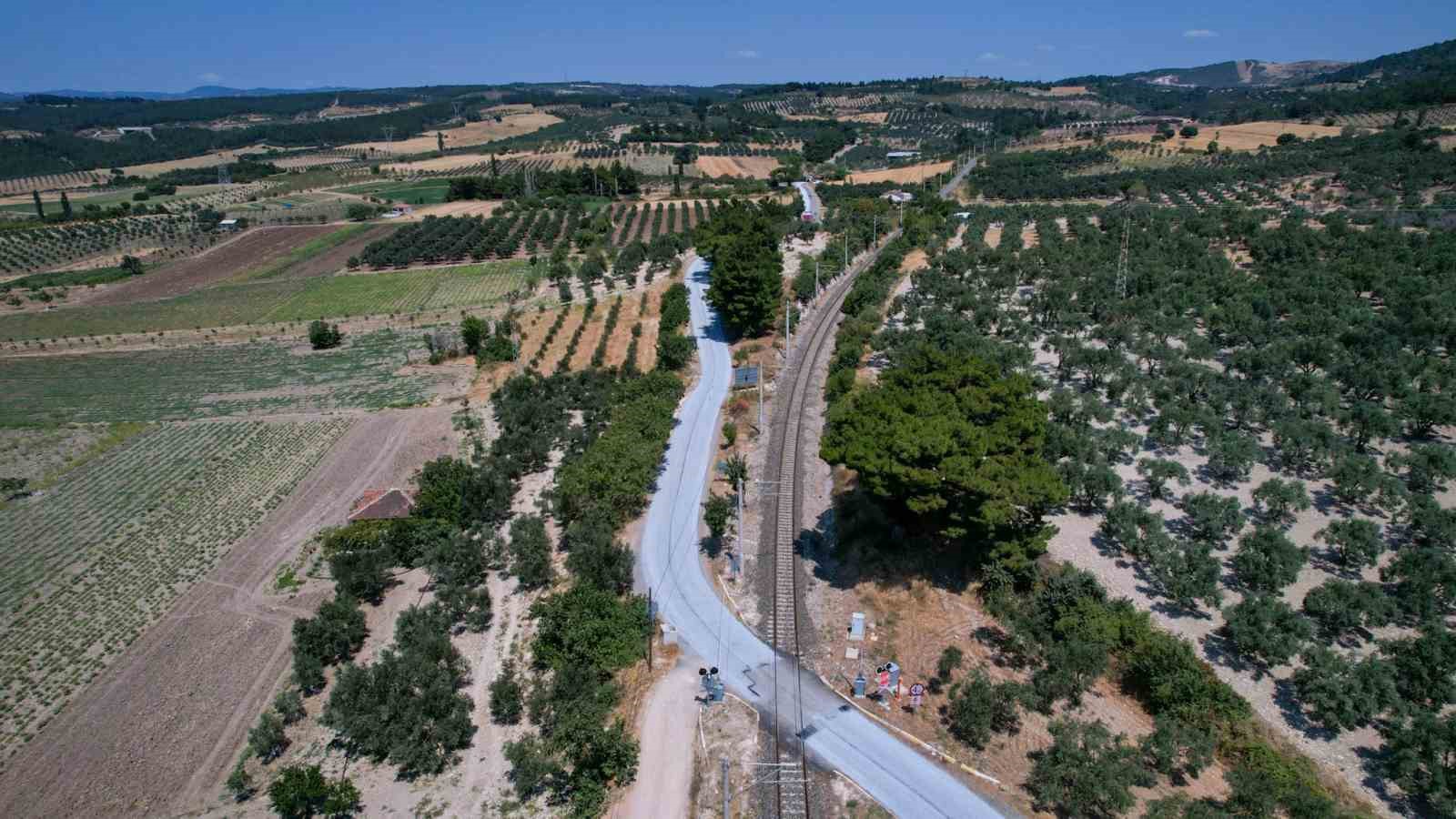 MANİSA BÜYÜKŞEHİR BELEDİYESİ, SOMA’DA BEYCE MAHALLESİ’Nİ ÇEVRE MAHALLELERE BAĞLAYAN 8 KİLOMETRELİK GÜZERGAHTA İKİNCİ KAT SATHİ KAPLAMA ÇALIŞMASI BAŞLATTI.